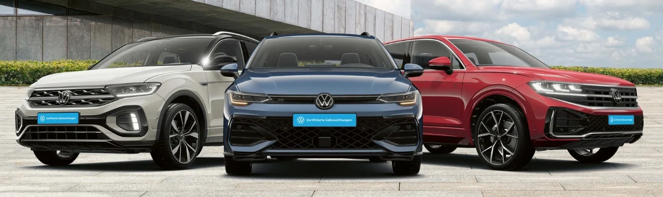 Drei Volkswagen Autos in Reihe