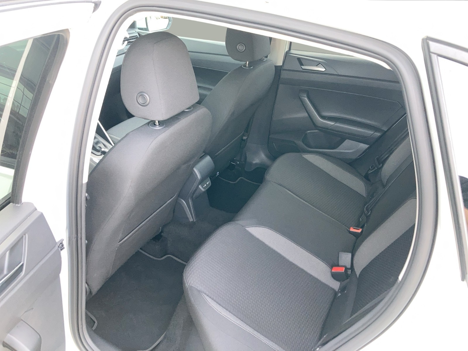 Fahrzeugabbildung Volkswagen Polo TSI Active DSG LED ACC PDC SH