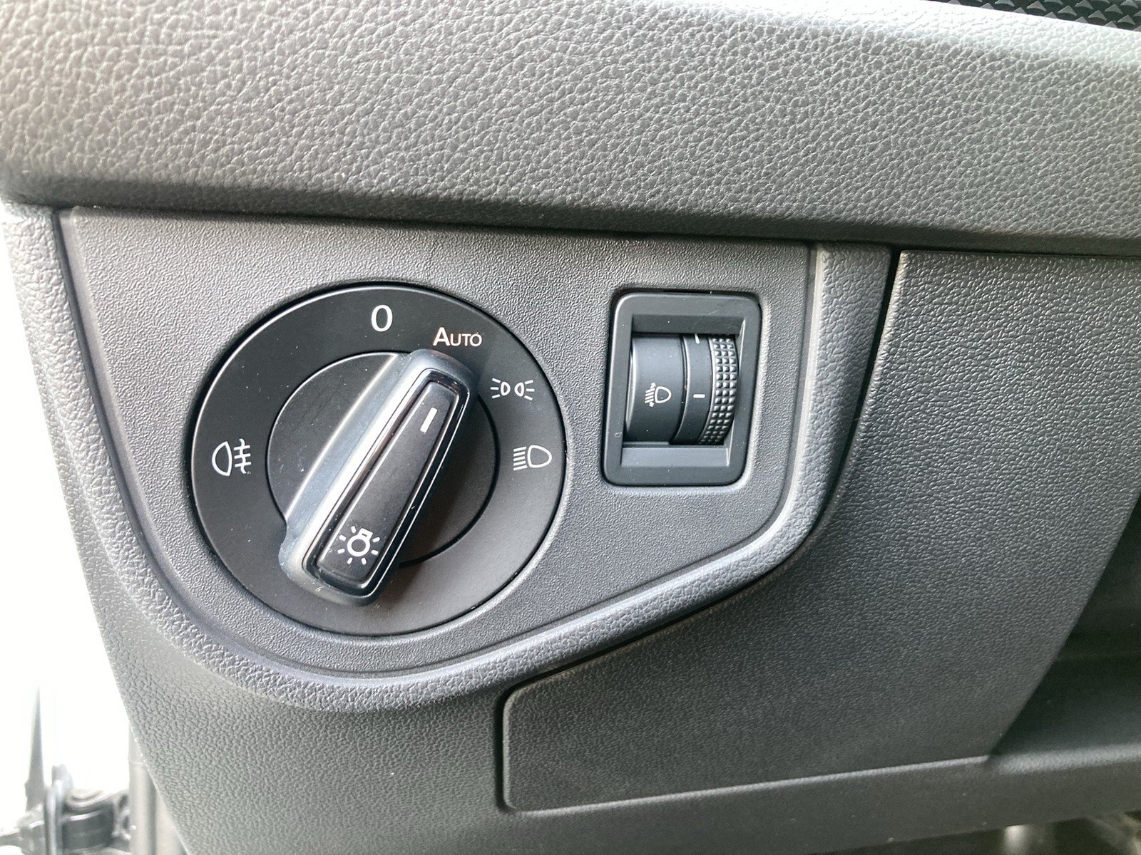 Fahrzeugabbildung Volkswagen Polo TSI Active DSG LED ACC PDC SH