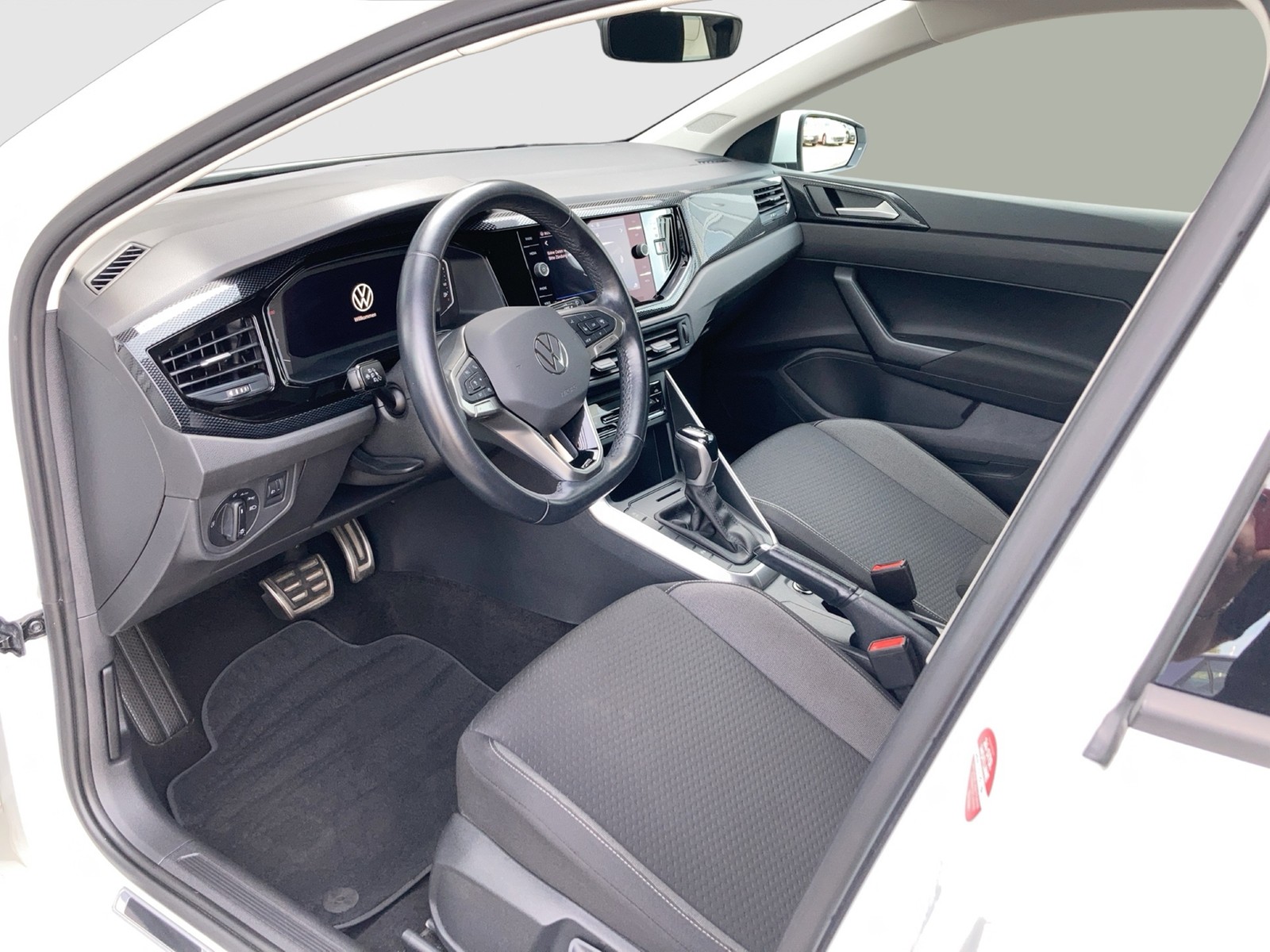 Fahrzeugabbildung Volkswagen Polo TSI Active DSG LED ACC PDC SH