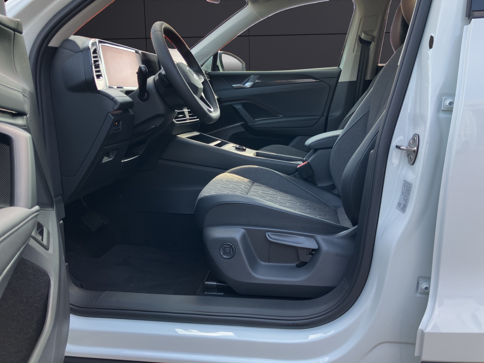 Fahrzeugabbildung Volkswagen Tiguan TDI Life NAVI LED+ Kessy easyOpen