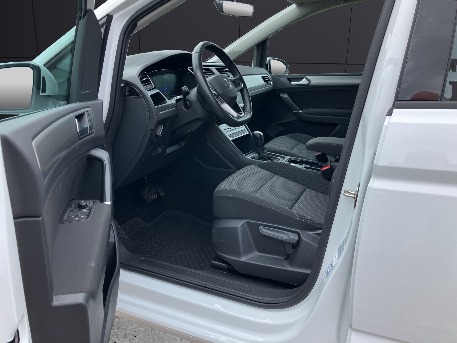 Fahrzeugabbildung Volkswagen Touran TSI Comfortline DSG LED Navi ACC PDC SH