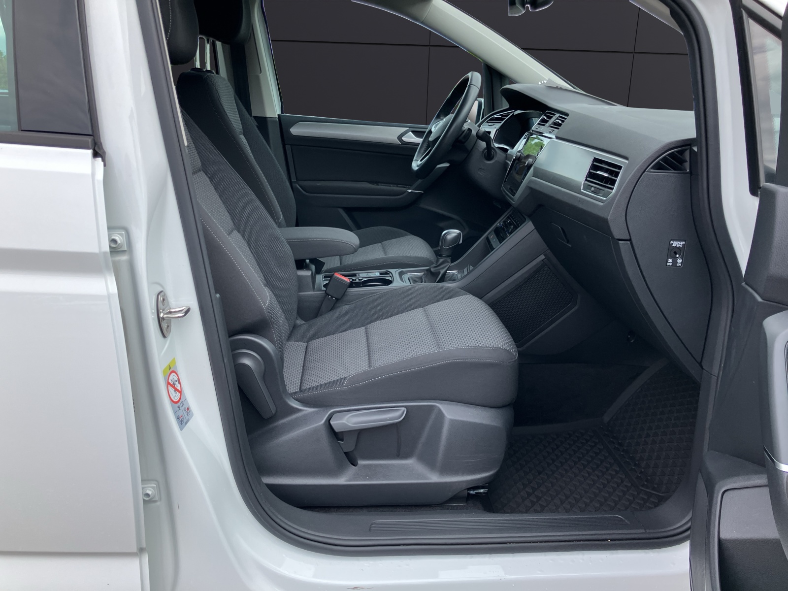 Fahrzeugabbildung Volkswagen Touran TSI Comfortline DSG LED Navi ACC PDC SH