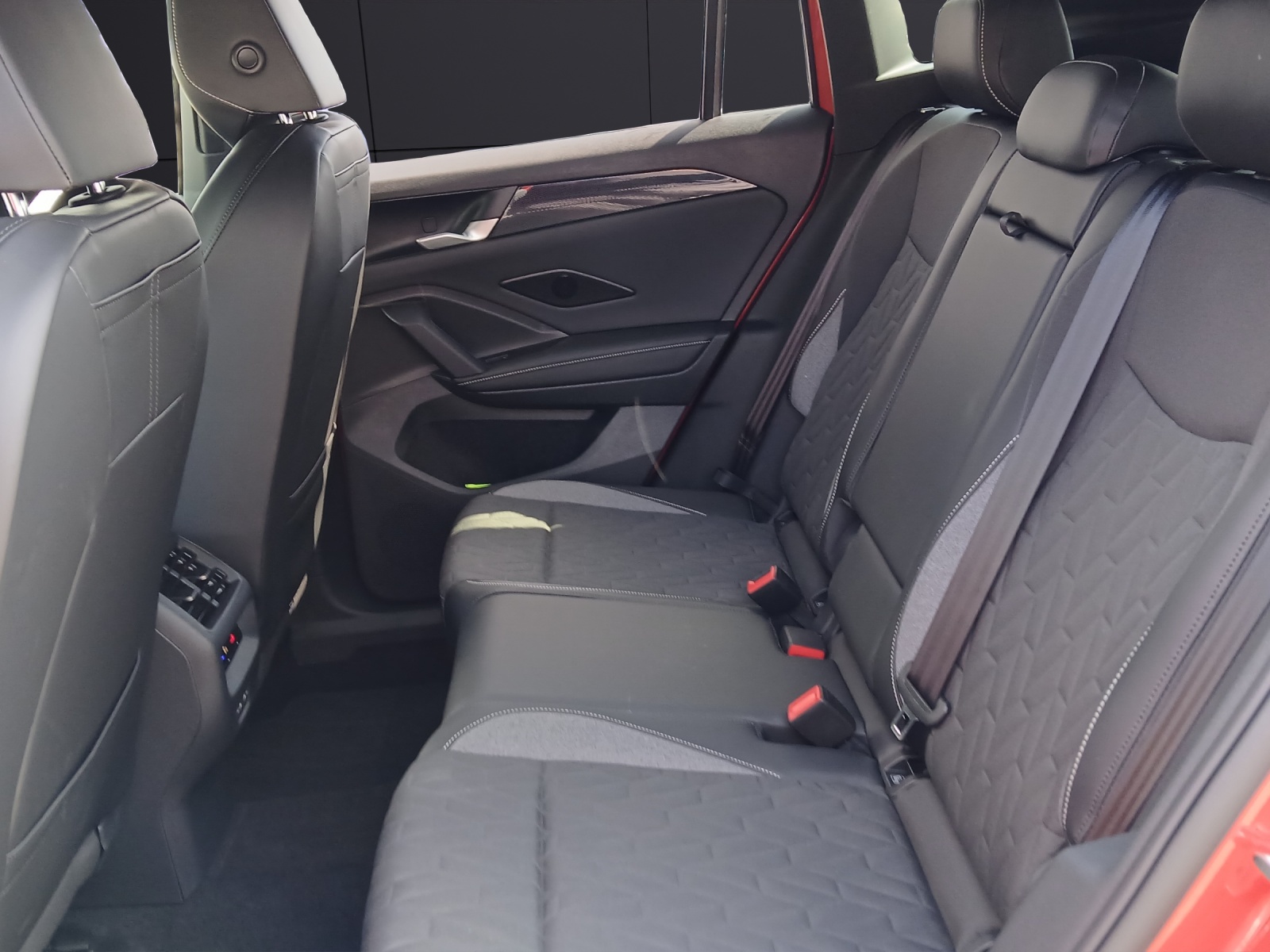 Fahrzeugabbildung Volkswagen Tiguan TDI Goal DSG Matrix AHK Navi AID ACC RFK SH 18