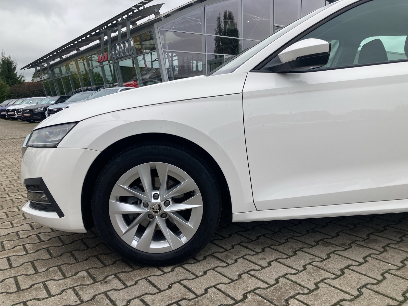 Fahrzeugabbildung SKODA Octavia Combi TDI First-Edition DSG LED Navi PDC SH