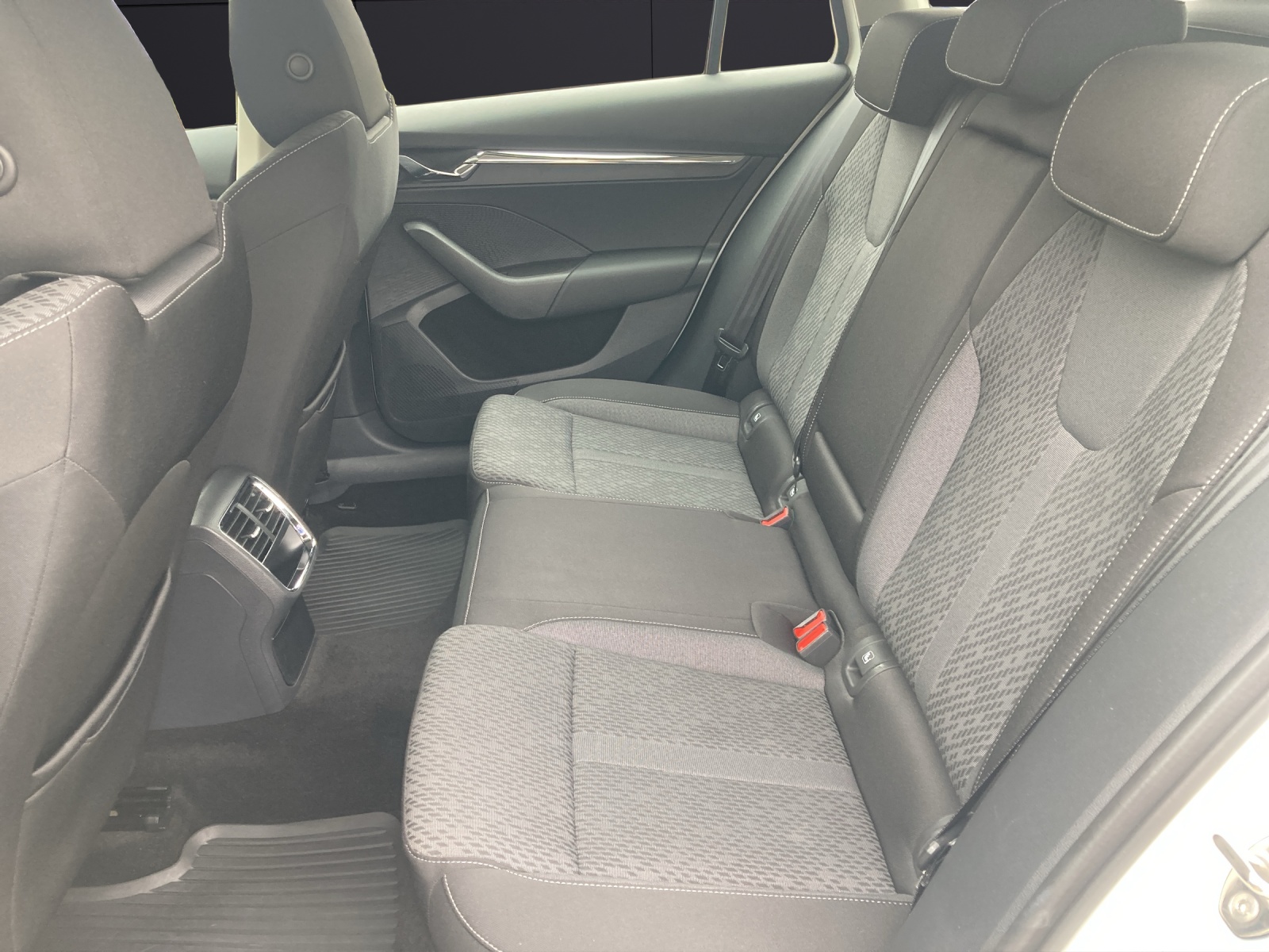 Fahrzeugabbildung SKODA Octavia Combi TDI First-Edition DSG LED Navi PDC SH