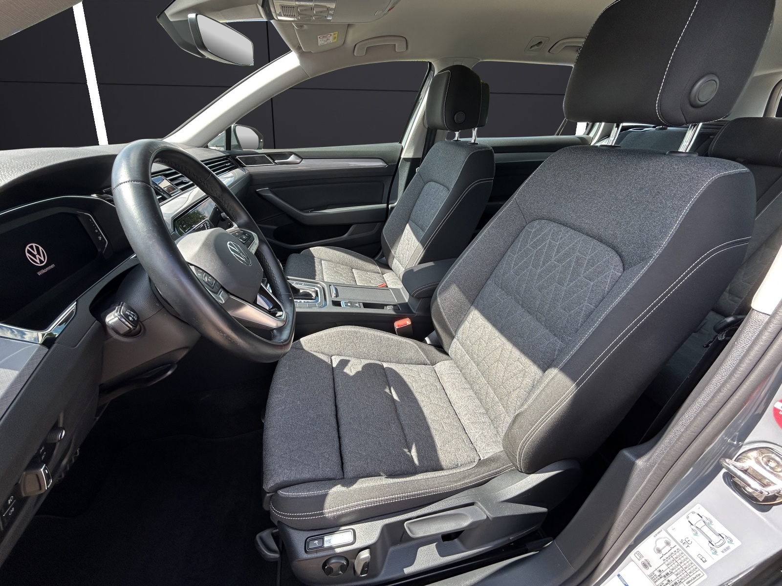 Fahrzeugabbildung Volkswagen Passat Variant TDI Business Matrix Navi ACC AID HUD SHZ LHZ Massage