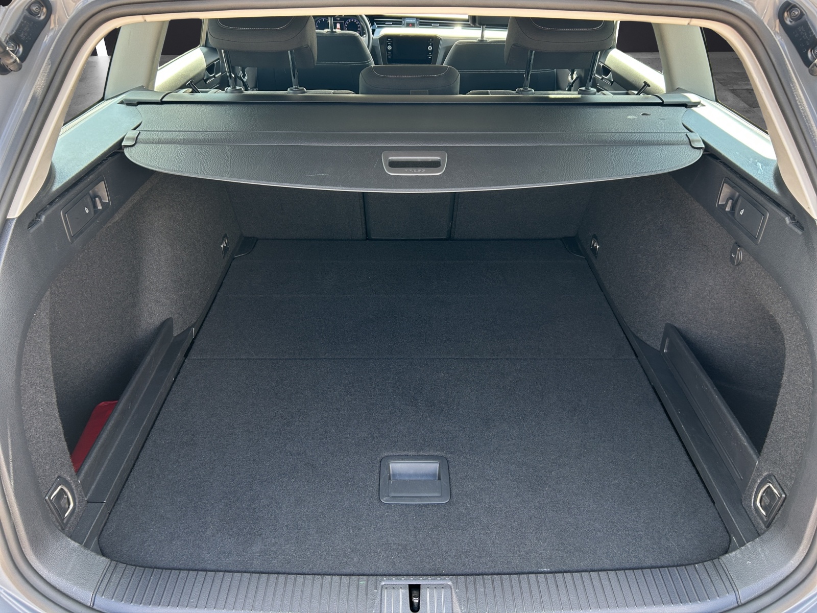 Fahrzeugabbildung Volkswagen Passat Variant TDI Business Matrix Navi ACC AID HUD SHZ LHZ Massage