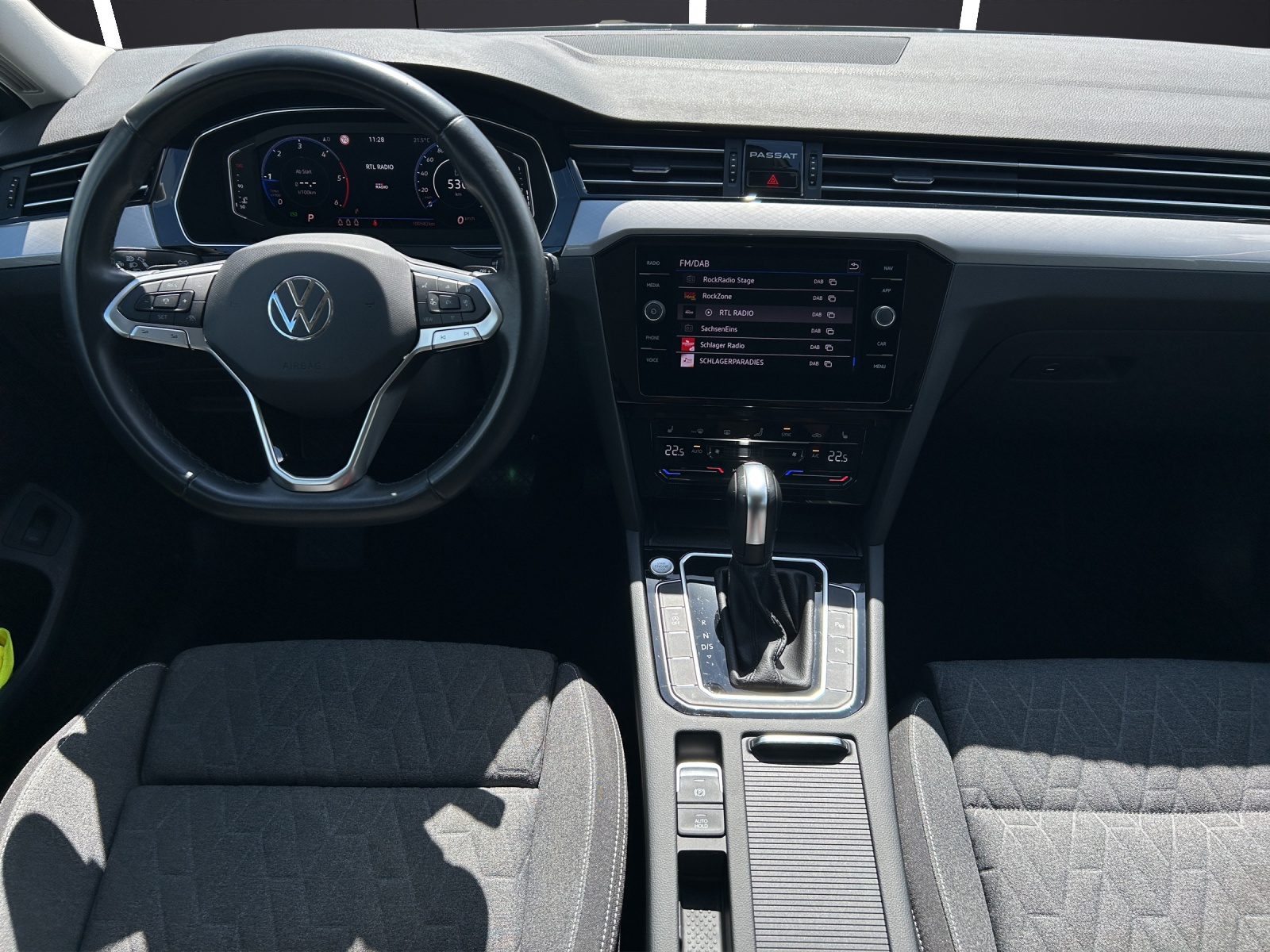 Fahrzeugabbildung Volkswagen Passat Variant TDI Business Matrix Navi ACC AID HUD SHZ LHZ Massage