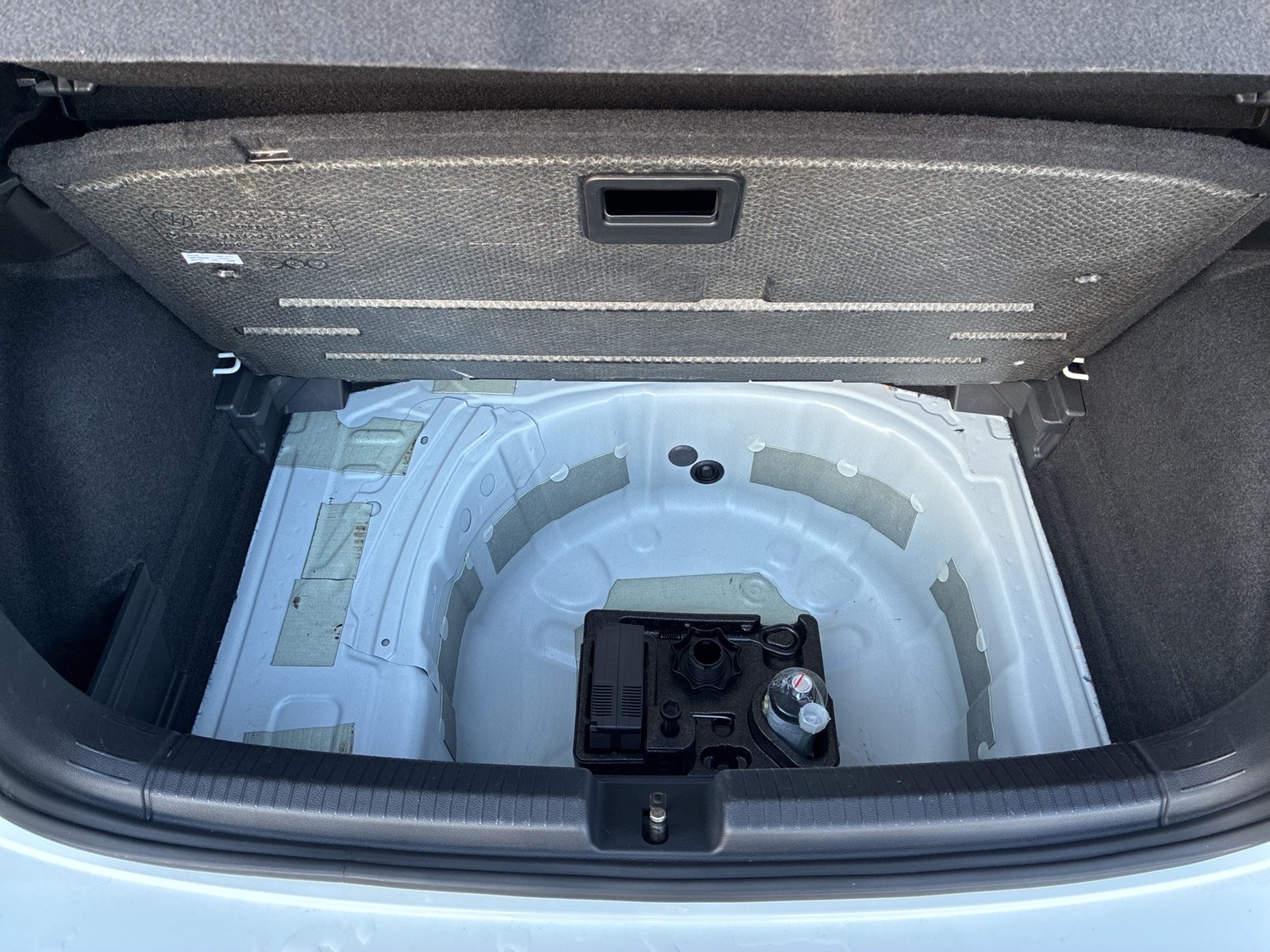 Fahrzeugabbildung Volkswagen Polo TSI Active DSG LED Navi ACC PDC SH