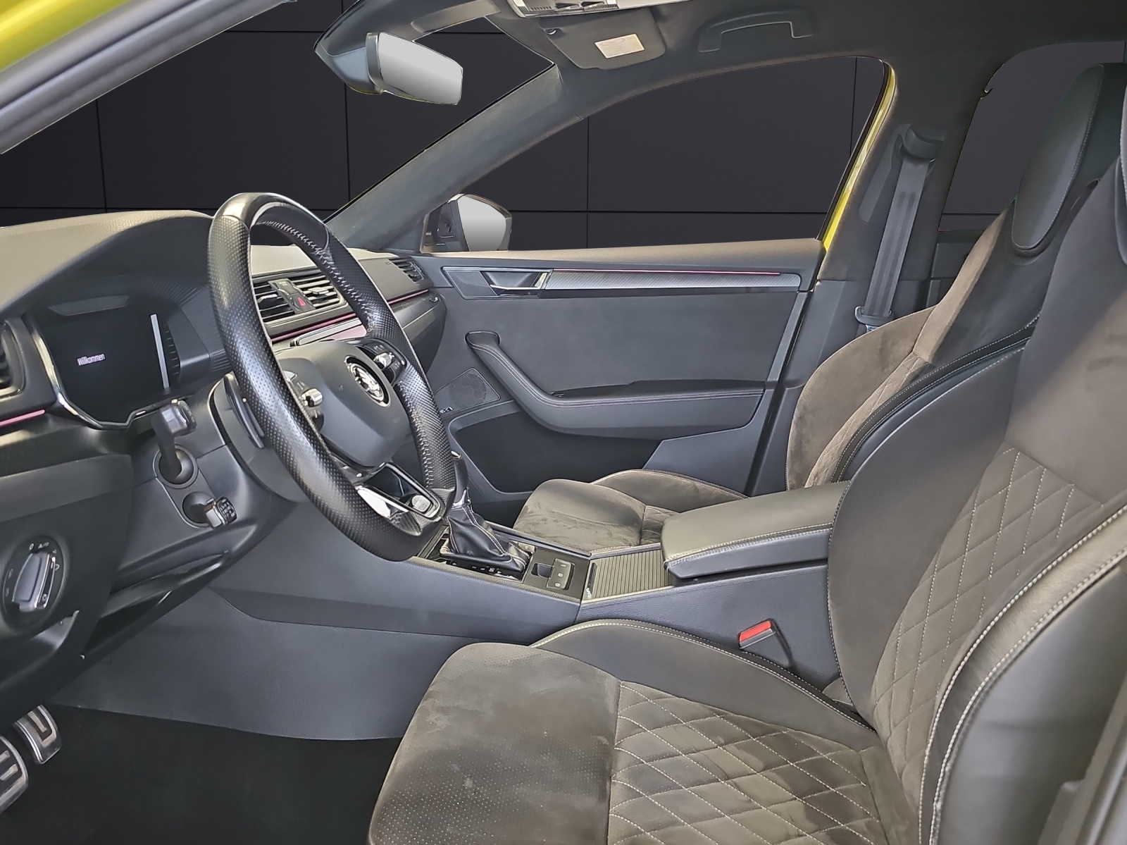 Fahrzeugabbildung SKODA Superb Combi Sportline 2.0 TSI DSG AHZV DCC ACC ALCANTARAHIMMEL