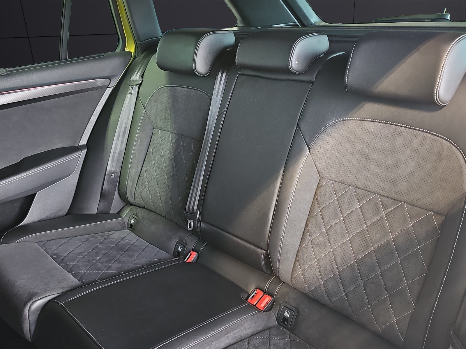 Fahrzeugabbildung SKODA Superb Combi Sportline 2.0 TSI DSG AHZV DCC ACC ALCANTARAHIMMEL