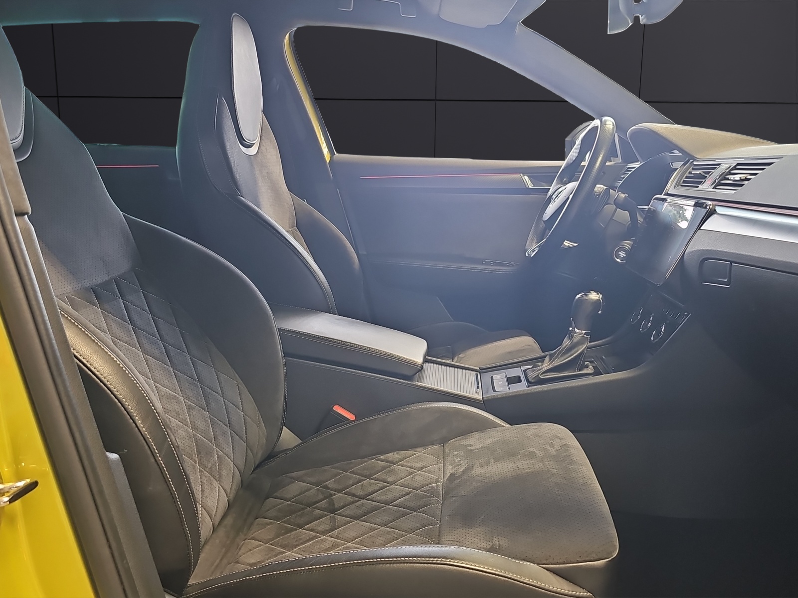 Fahrzeugabbildung SKODA Superb Combi Sportline 2.0 TSI DSG AHZV DCC ACC ALCANTARAHIMMEL