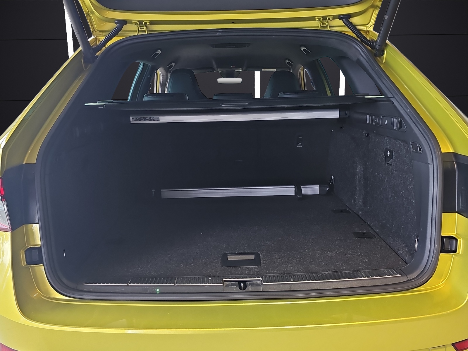 Fahrzeugabbildung SKODA Superb Combi Sportline 2.0 TSI DSG AHZV DCC ACC ALCANTARAHIMMEL