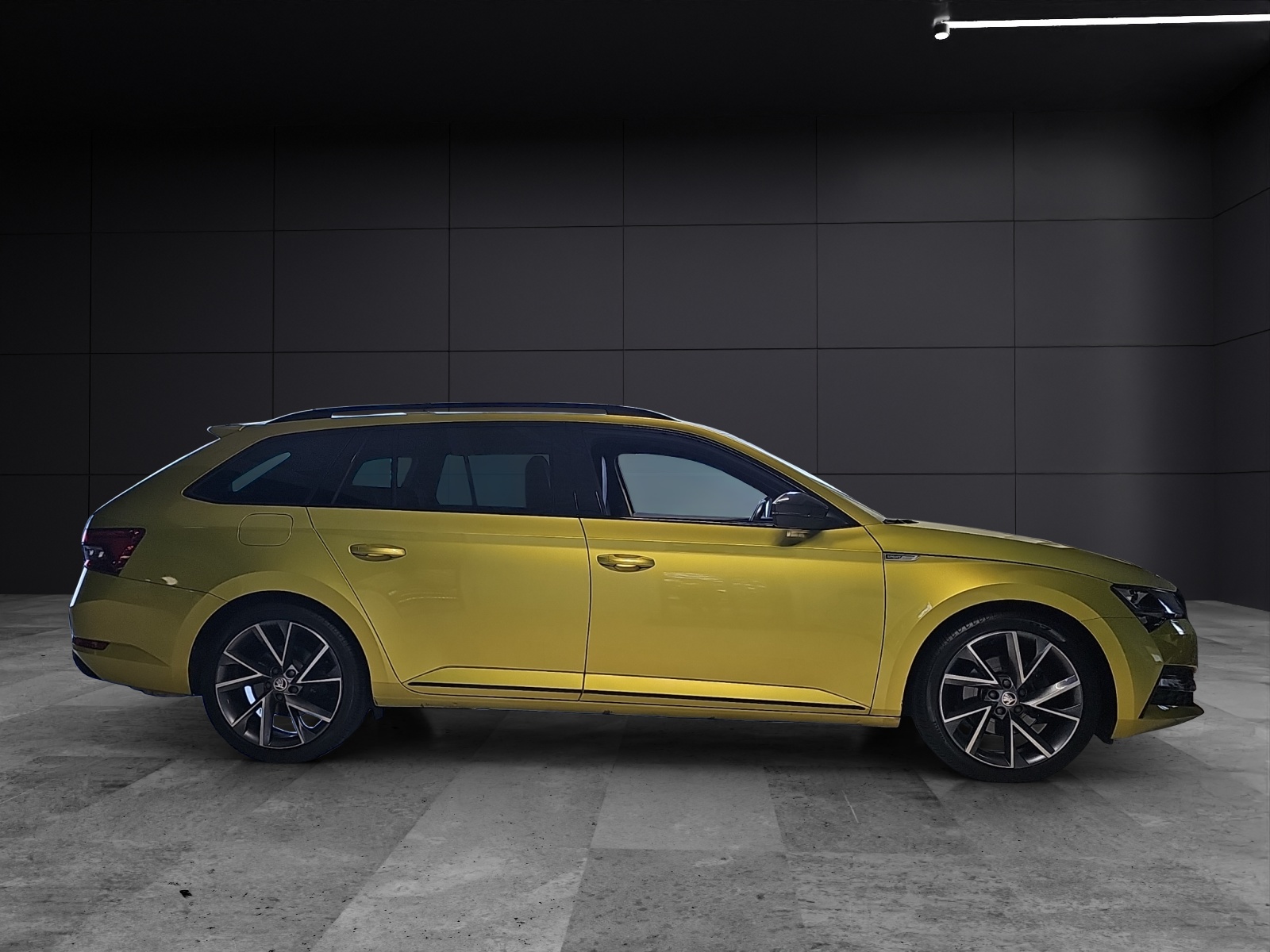 Fahrzeugabbildung SKODA Superb Combi Sportline 2.0 TSI DSG AHZV DCC ACC ALCANTARAHIMMEL