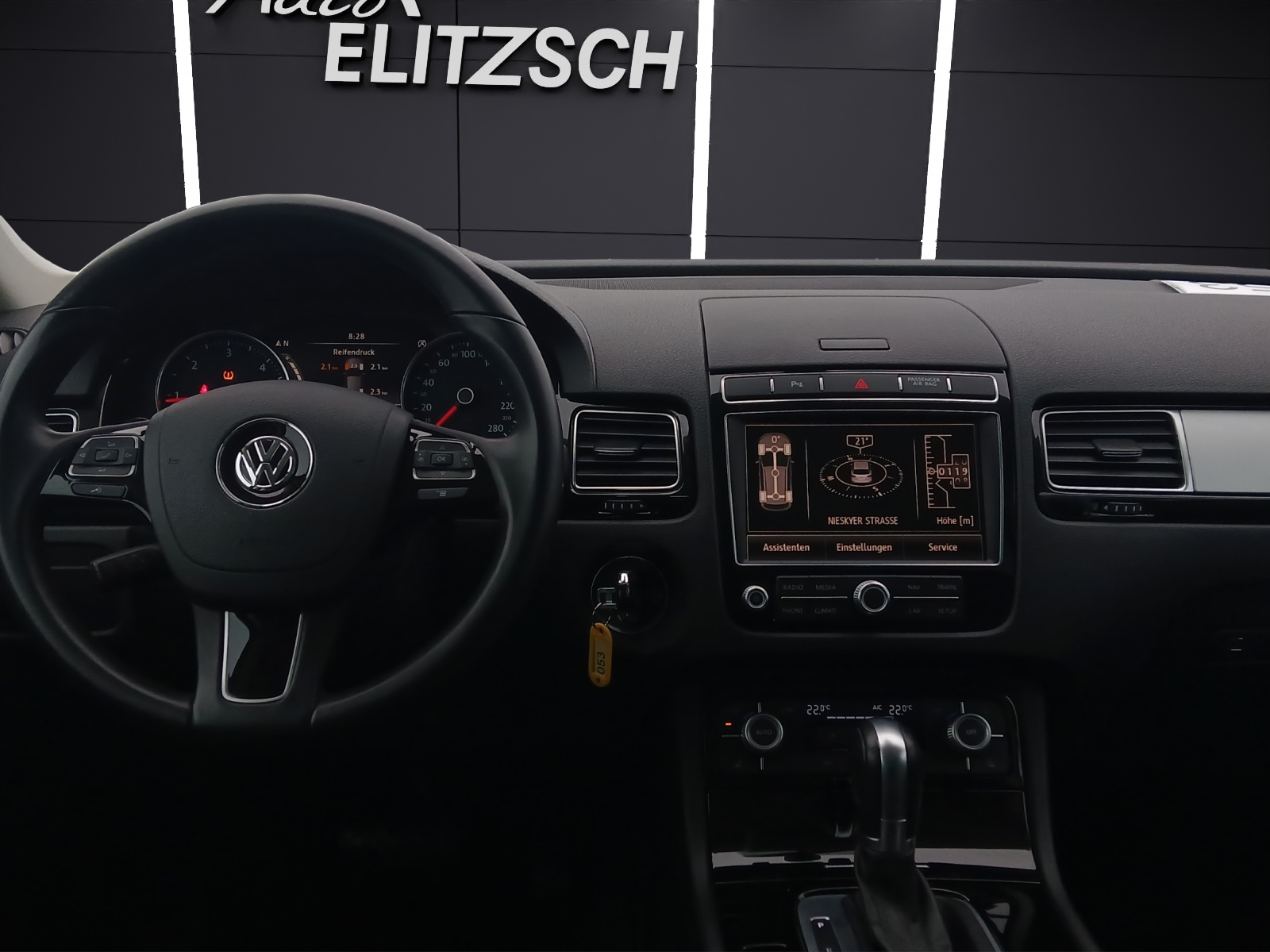 Fahrzeugabbildung Volkswagen Touareg TDI Terrain-Tech R-Line 4M Xenon AHK Navi Luft Leder SH 19