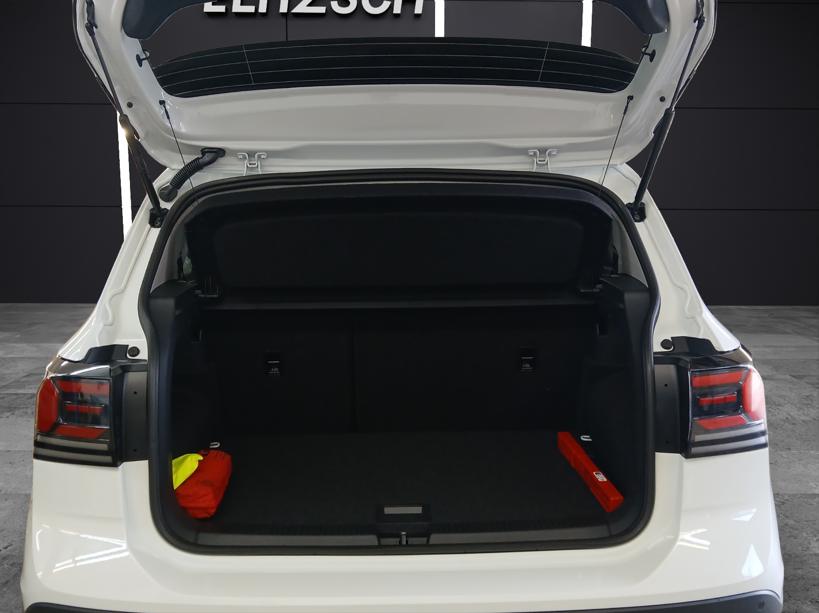 Fahrzeugabbildung Volkswagen T-Cross Life DSG LED RearView Ready2Discover