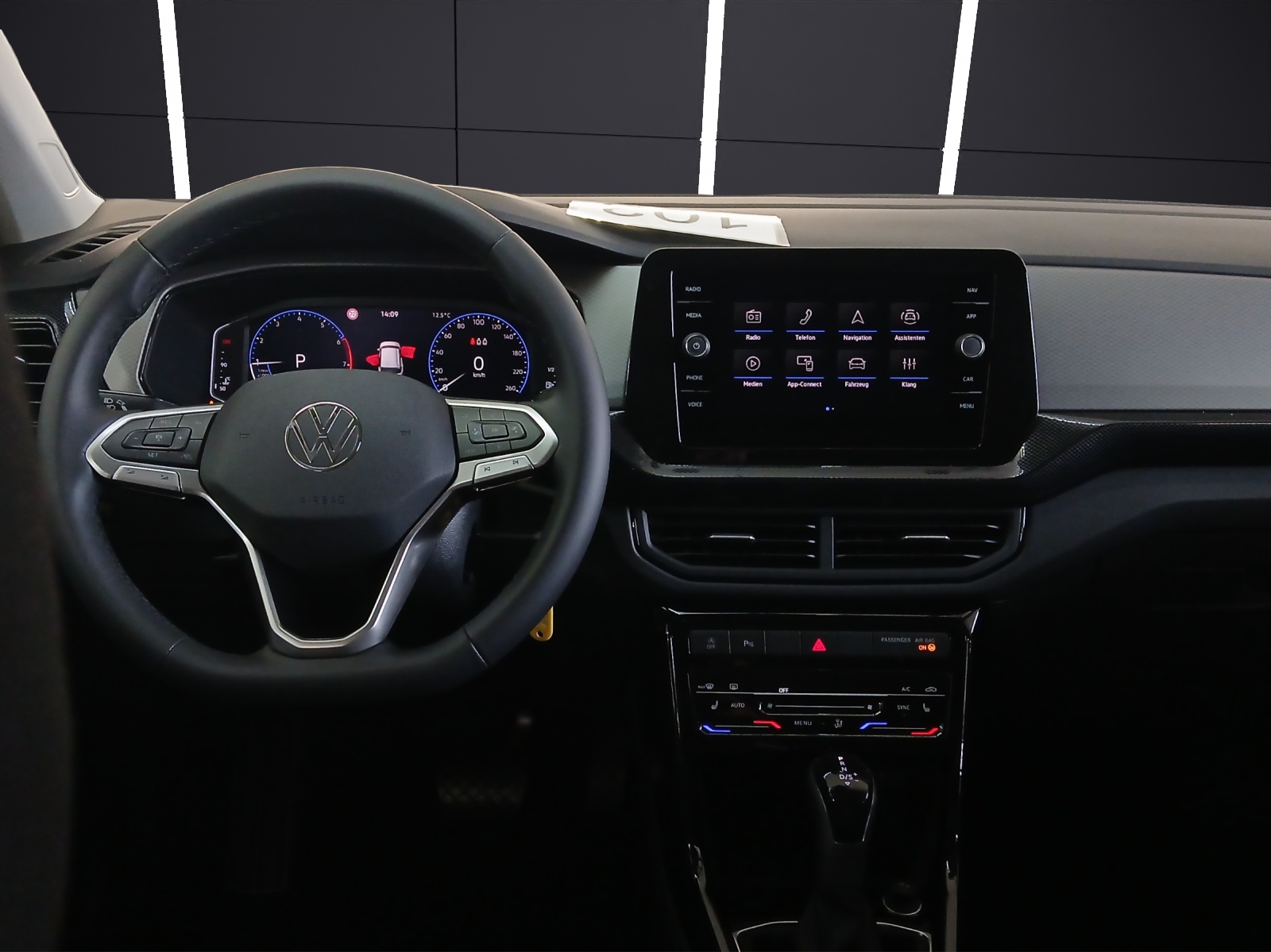Fahrzeugabbildung Volkswagen T-Cross Life DSG LED RearView Ready2Discover