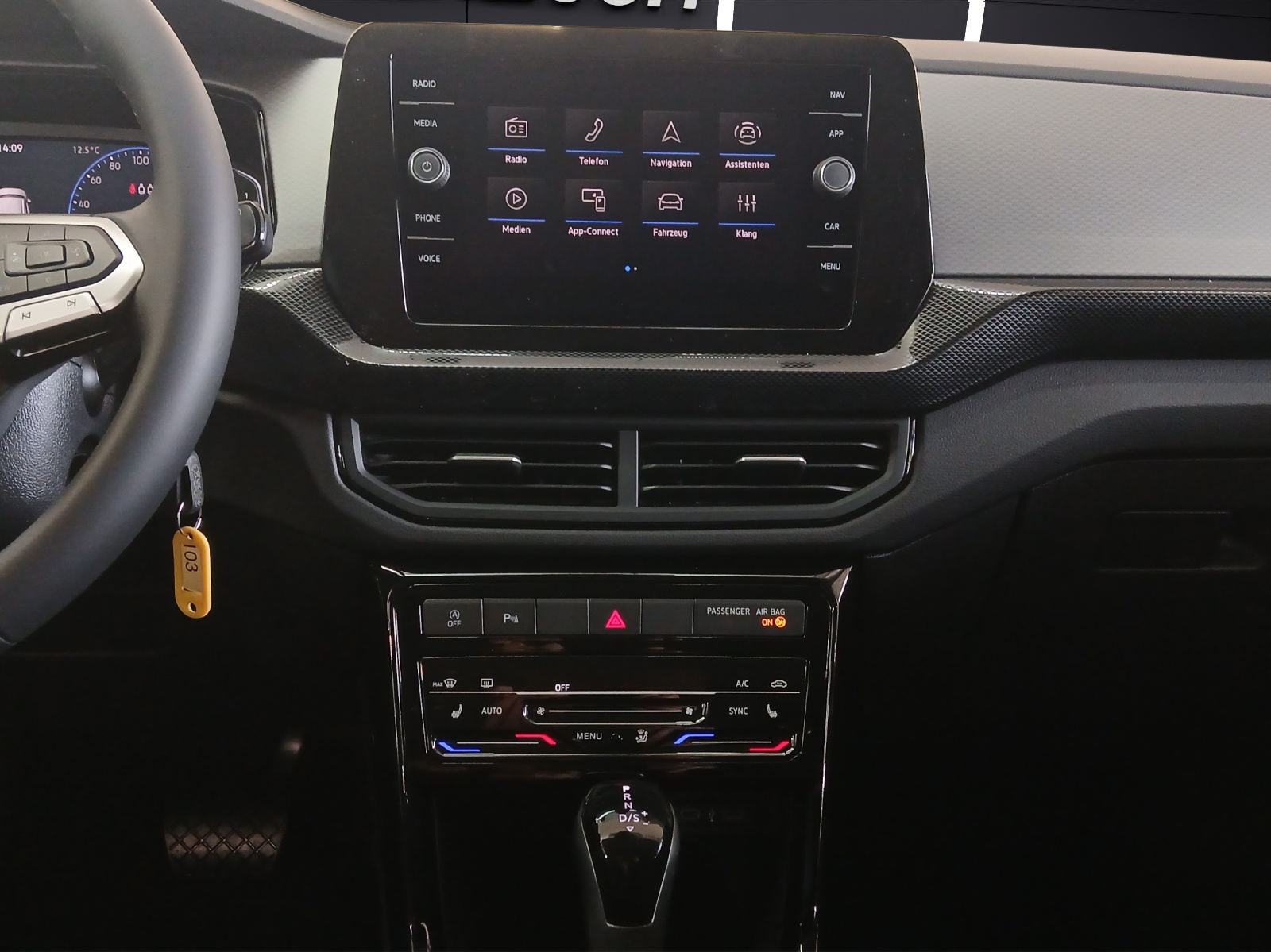 Fahrzeugabbildung Volkswagen T-Cross Life DSG LED RearView Ready2Discover