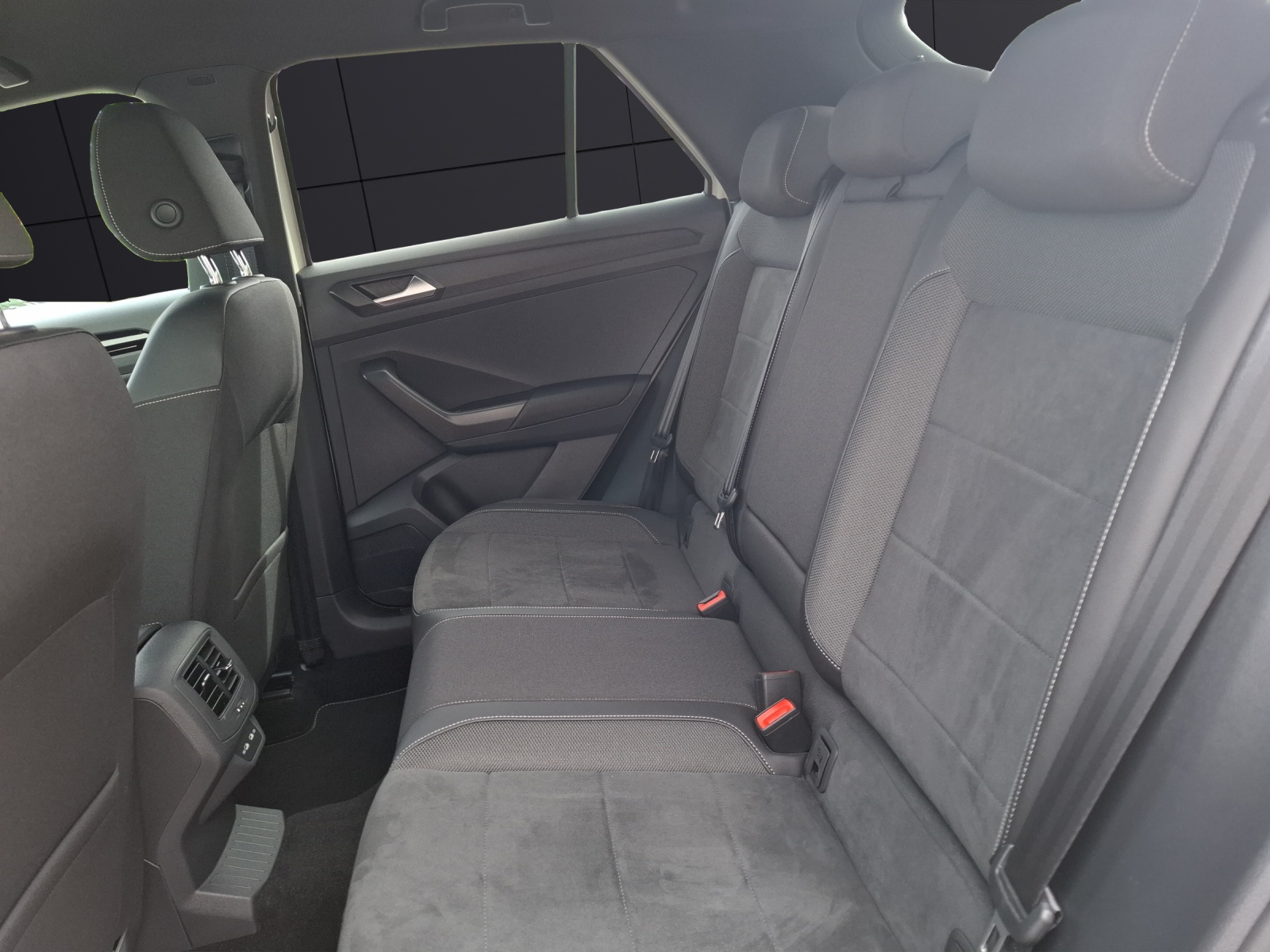 Fahrzeugabbildung Volkswagen T-Roc TSI R-Line DSG 4M Matrix Navi AID ACC RFK SH 18
