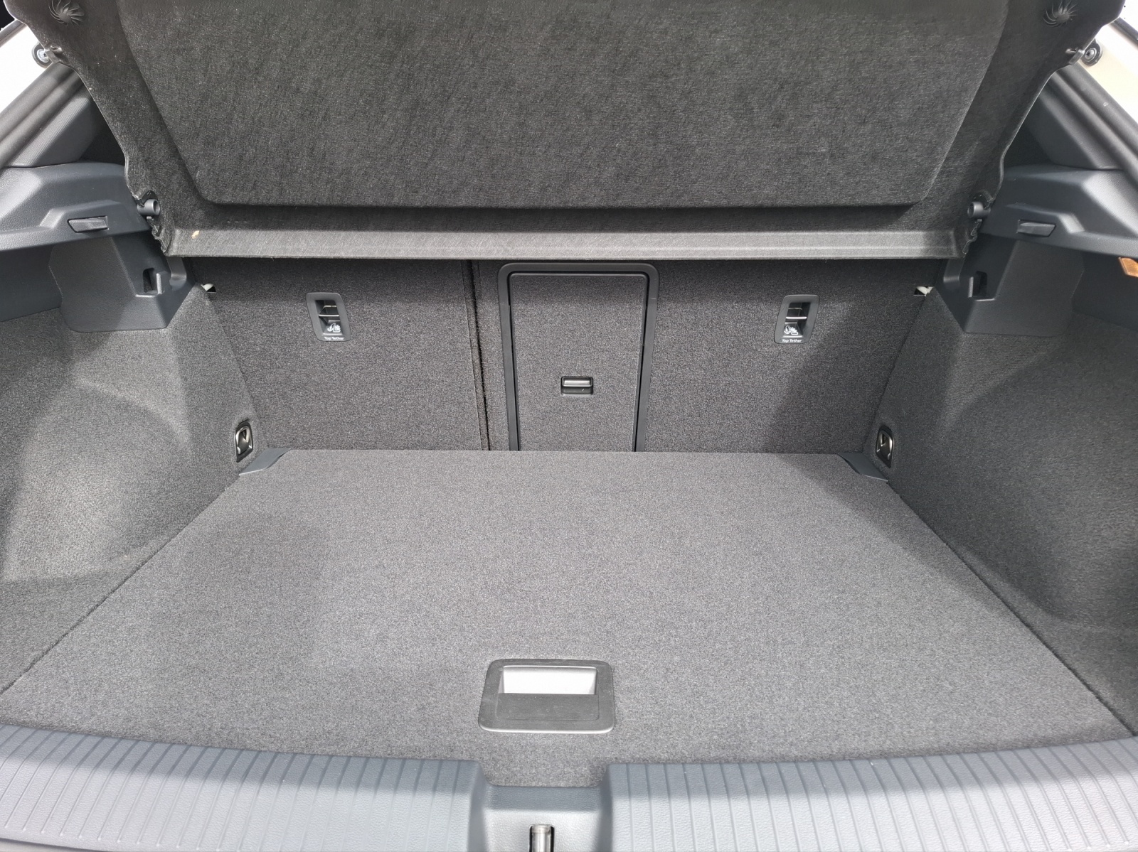 Fahrzeugabbildung Volkswagen T-Roc TSI R-Line DSG 4M Matrix Navi AID ACC RFK SH 18