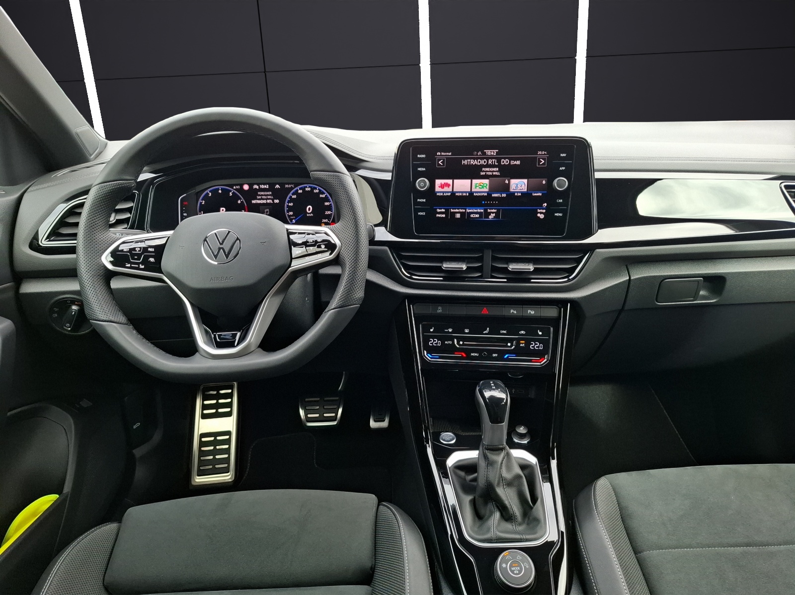 Fahrzeugabbildung Volkswagen T-Roc TSI R-Line DSG 4M Matrix Navi AID ACC RFK SH 18