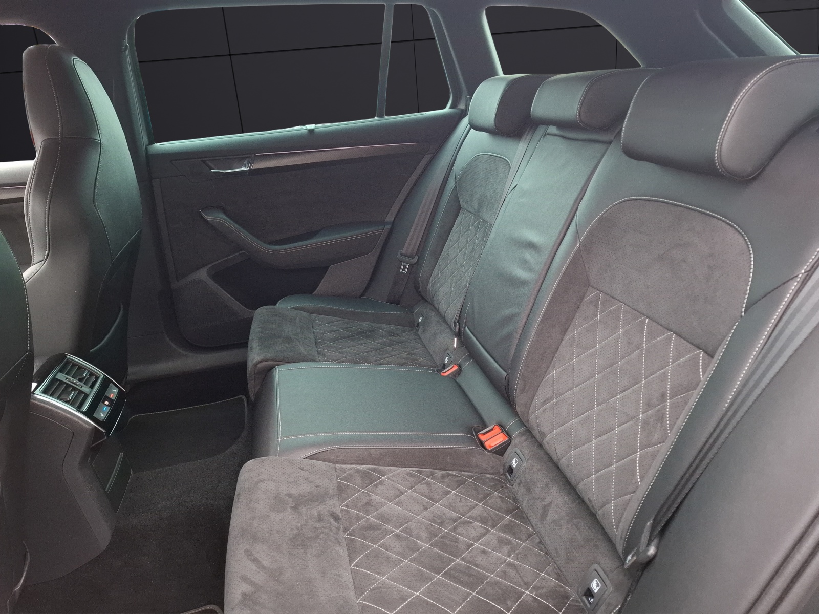 Fahrzeugabbildung SKODA Superb Combi TDI Sportline DSG 4x4 Matrix Navi AID ACC SH 19