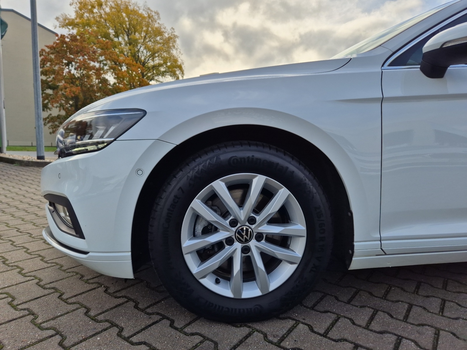 Fahrzeugabbildung Volkswagen Passat Variant TDI Business DSG STH LED Navi AID ACC RFK SH