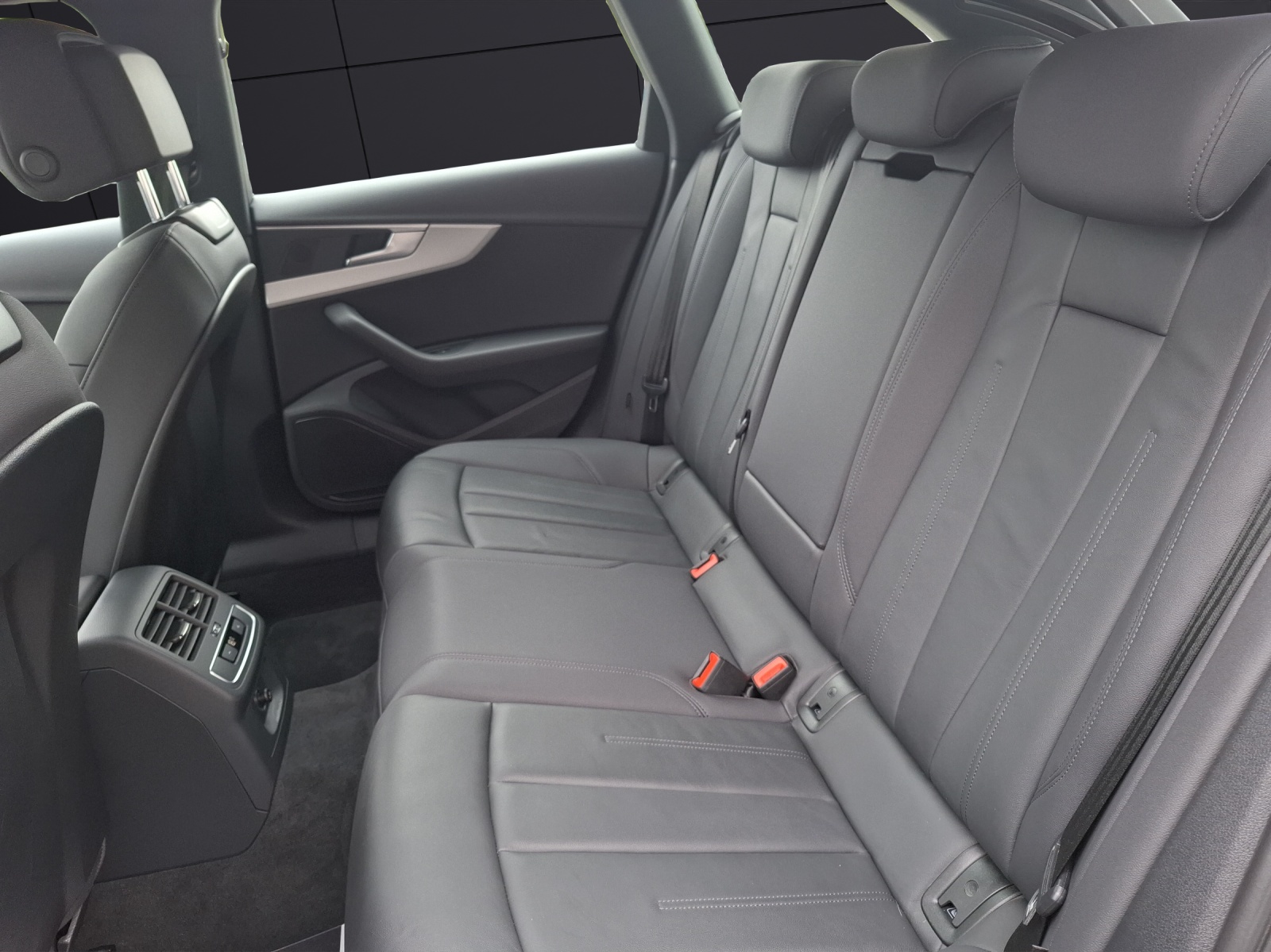 Fahrzeugabbildung Audi A4 Avant 35 TFSI advanced S-tronic LED Navi ACC RFK SH