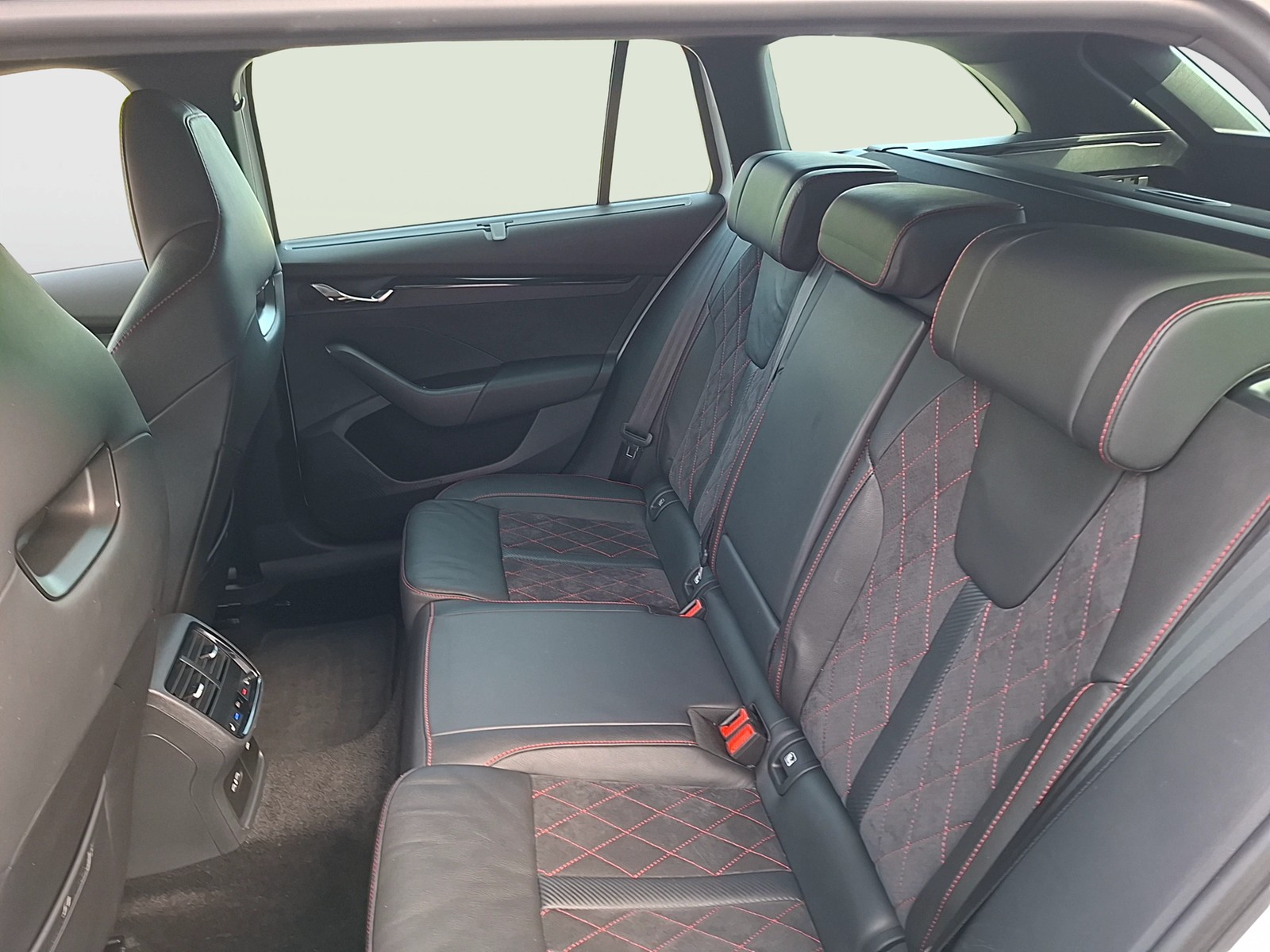 Fahrzeugabbildung SKODA Octavia CombI TSI RS-Plus DSG Matrix Navi Pano HUD ACC RFK Canton SH 19