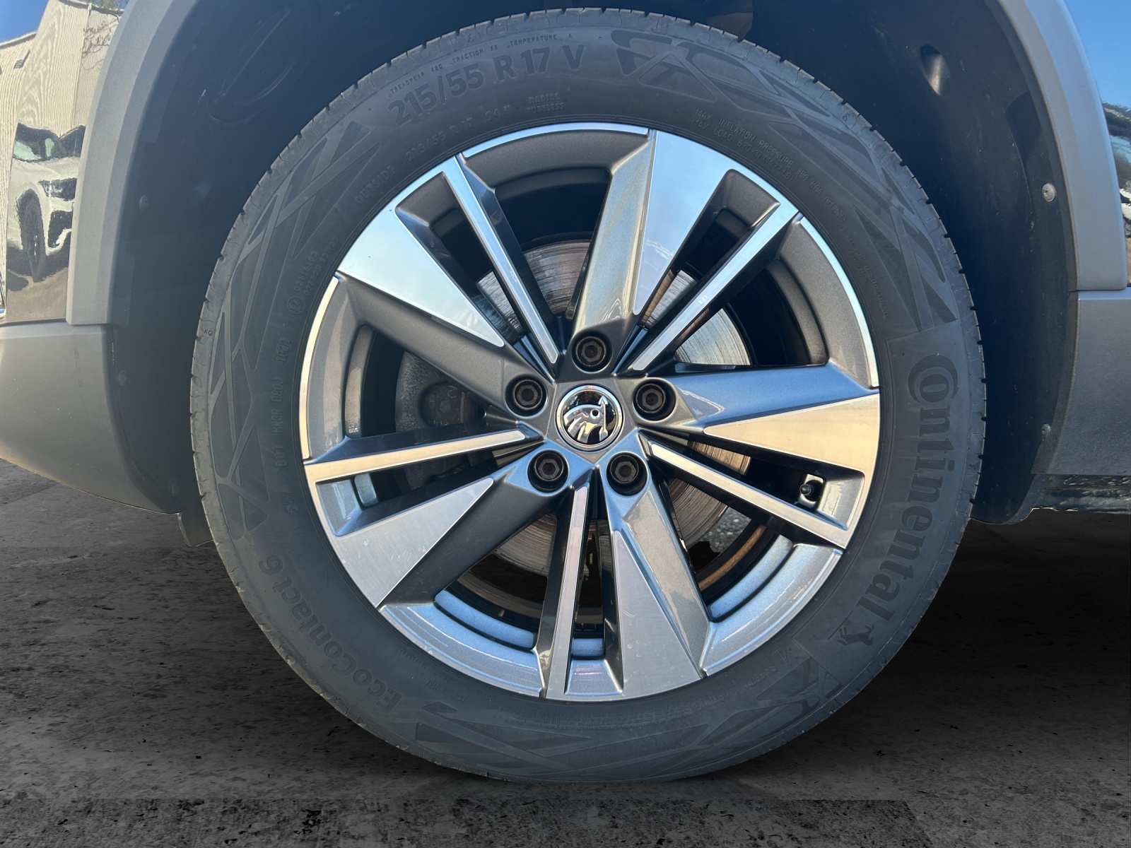 Fahrzeugabbildung SKODA Karoq TSI Tour LED Navi AIC GRA RFK SH