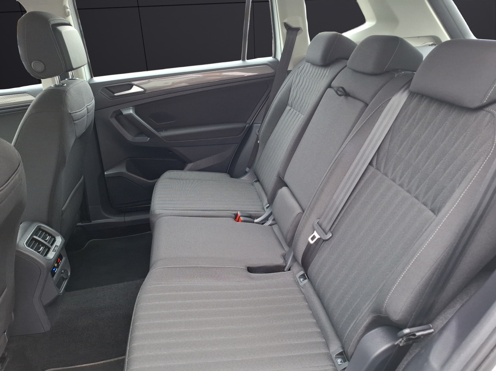 Fahrzeugabbildung Volkswagen Tiguan Allspace TDI Life DSG 4M LED Navi AID ACC RFK SH