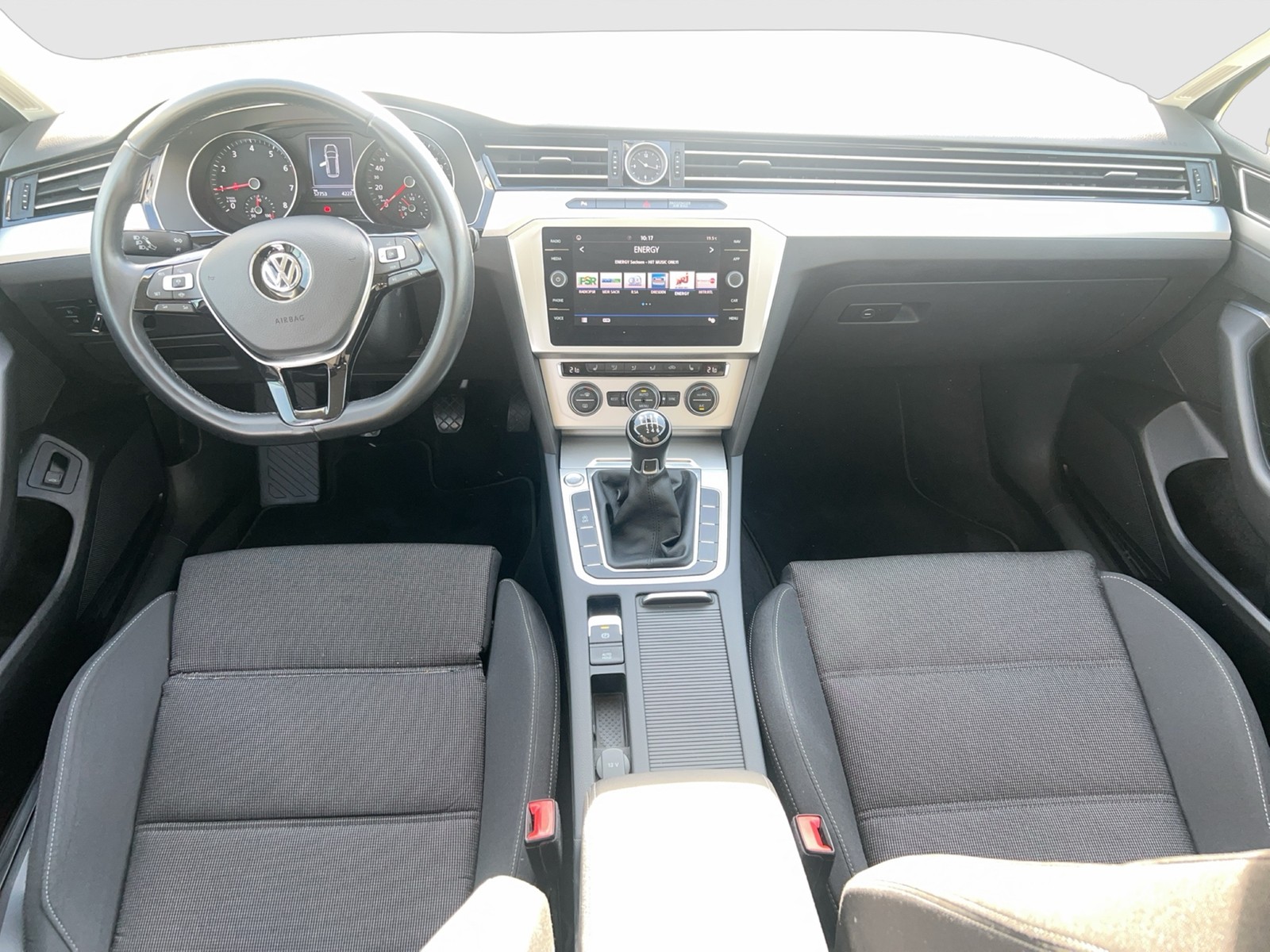 Fahrzeugabbildung Volkswagen Passat Variant TSI Comfortline BMT LED Navi ACC RFK