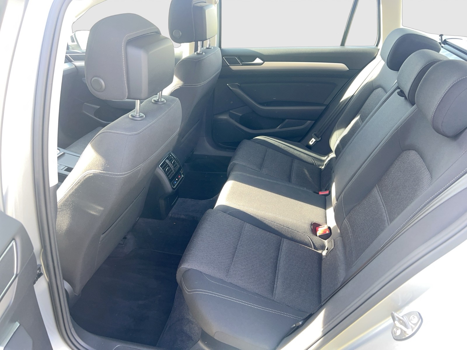 Fahrzeugabbildung Volkswagen Passat Variant TSI Comfortline BMT LED Navi ACC RFK