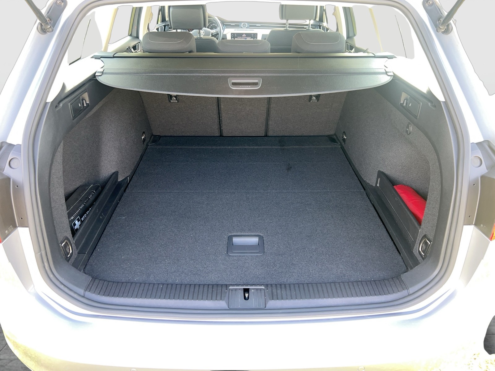 Fahrzeugabbildung Volkswagen Passat Variant TSI Comfortline BMT LED Navi ACC RFK