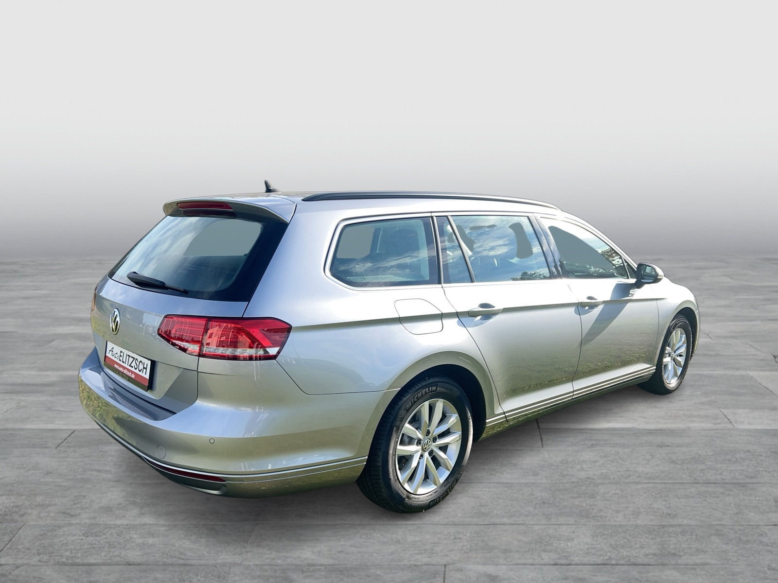 Fahrzeugabbildung Volkswagen Passat Variant TSI Comfortline BMT LED Navi ACC RFK