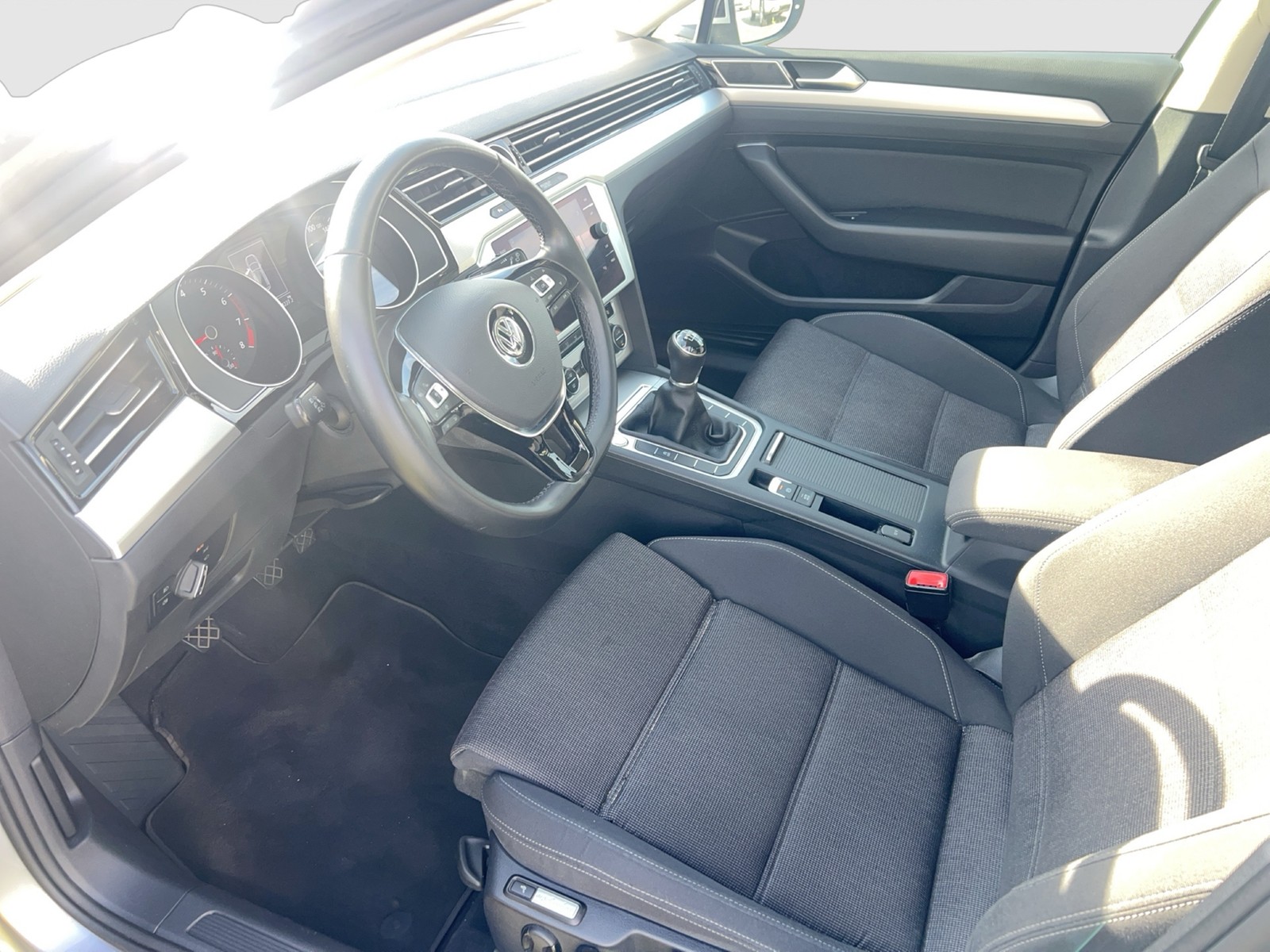 Fahrzeugabbildung Volkswagen Passat Variant TSI Comfortline BMT LED Navi ACC RFK
