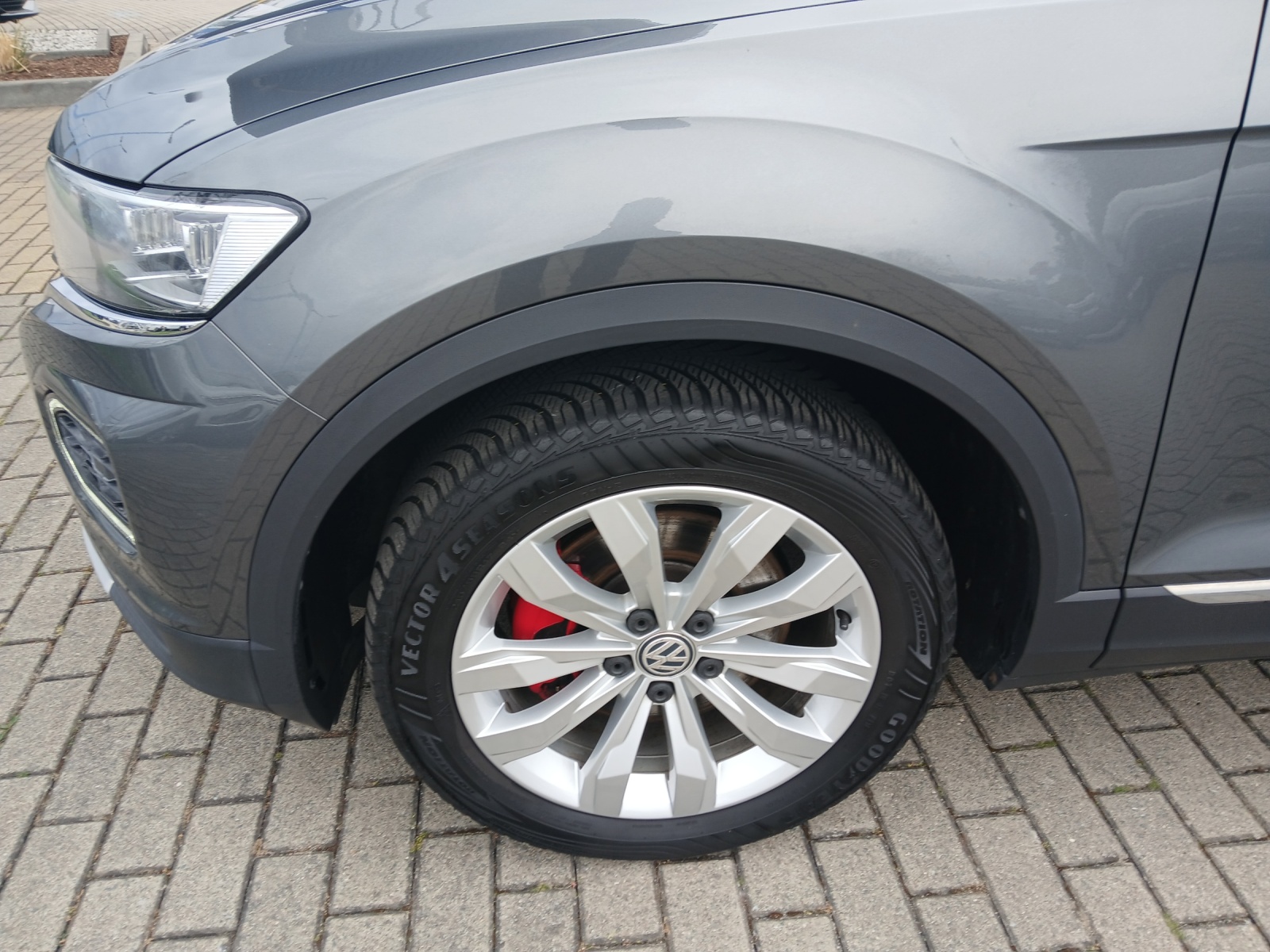 Fahrzeugabbildung Volkswagen T-Roc 1.5 l TSI Sport DSG LED Standh.