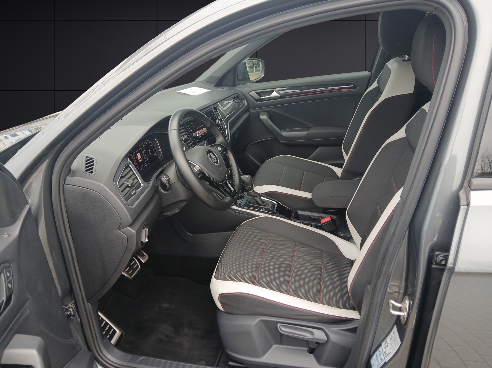 Fahrzeugabbildung Volkswagen T-Roc 1.5 l TSI Sport DSG LED Standh.