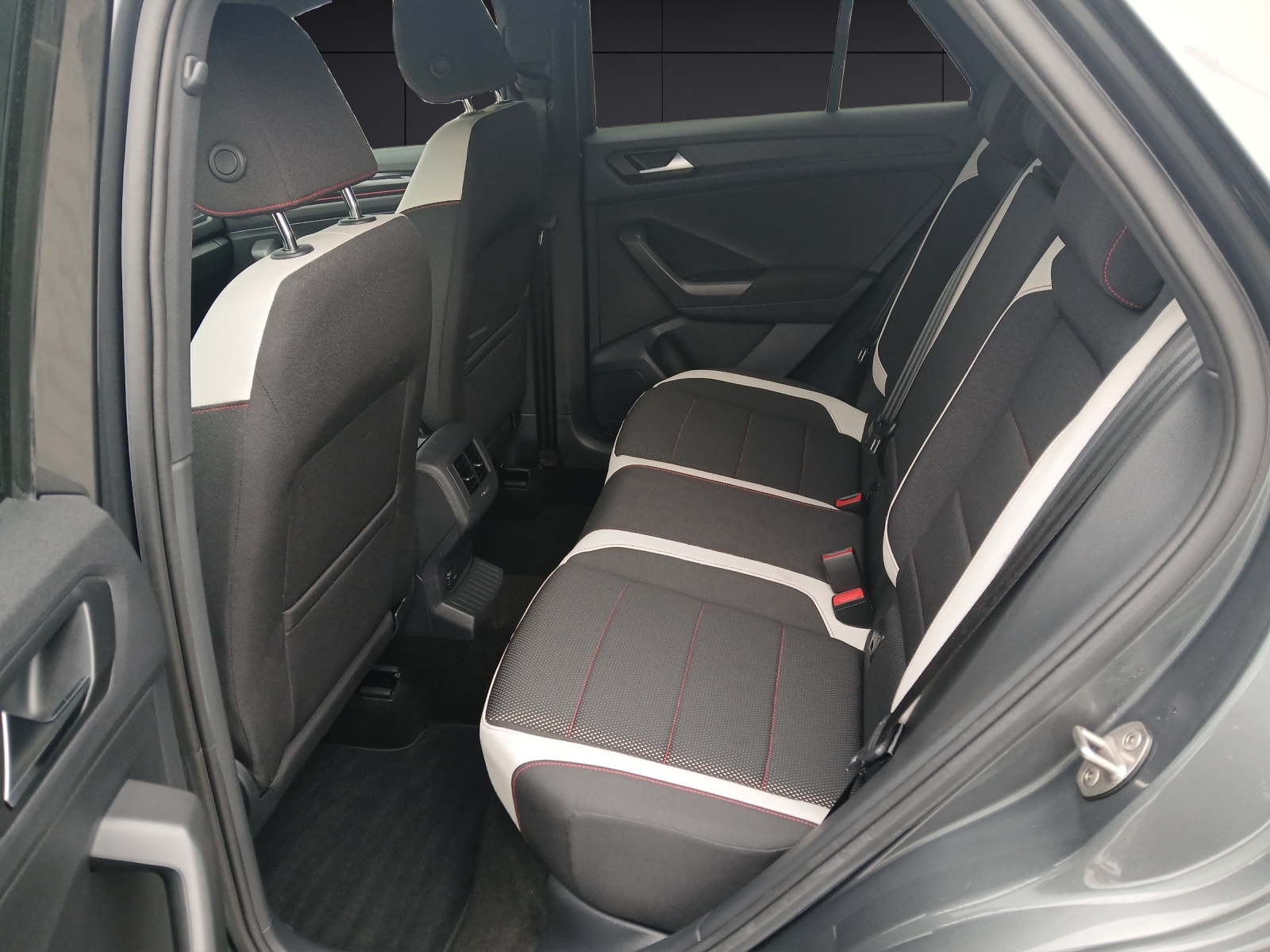 Fahrzeugabbildung Volkswagen T-Roc 1.5 l TSI Sport DSG LED Standh.