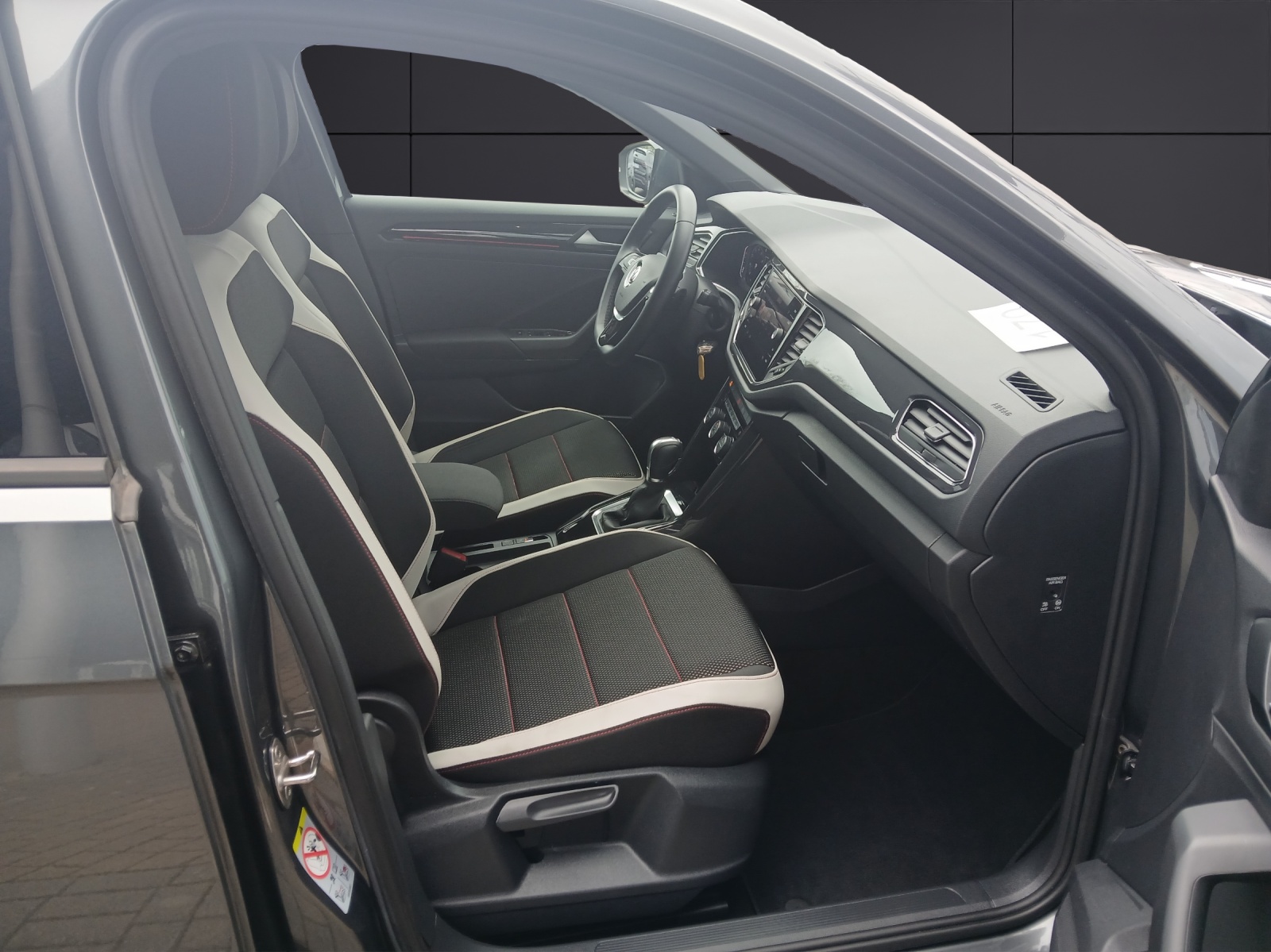 Fahrzeugabbildung Volkswagen T-Roc 1.5 l TSI Sport DSG LED Standh.