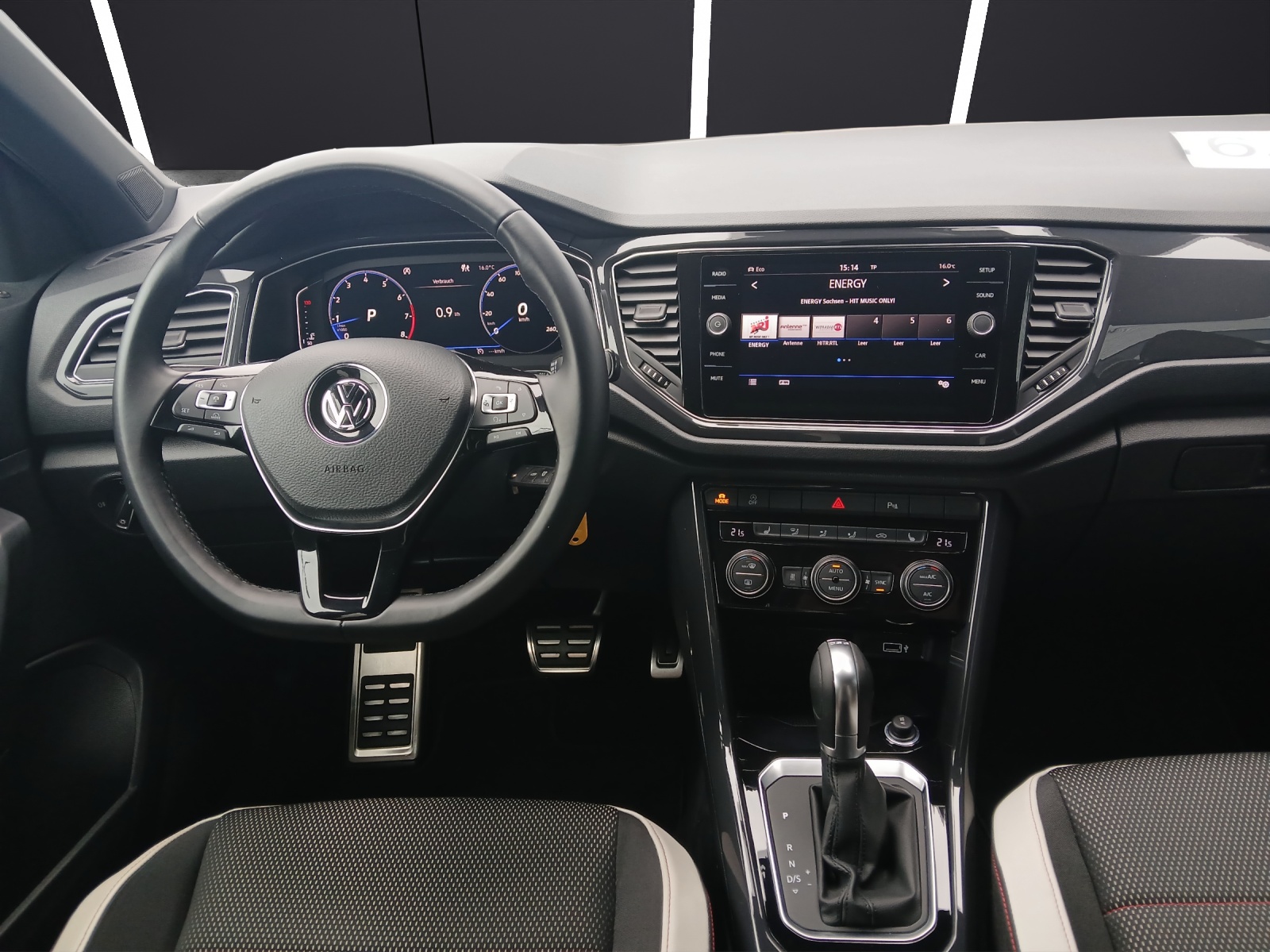 Fahrzeugabbildung Volkswagen T-Roc 1.5 l TSI Sport DSG LED Standh.