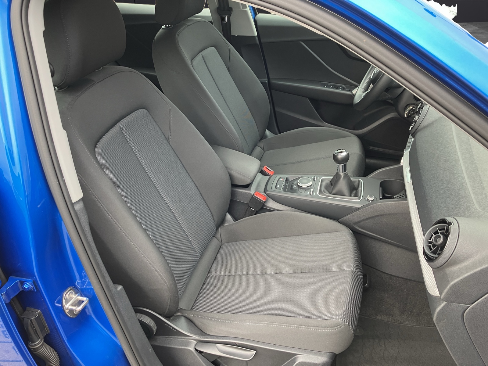 Fahrzeugabbildung Audi Q2 1.4 TFSI LED GRA RFK SHZ