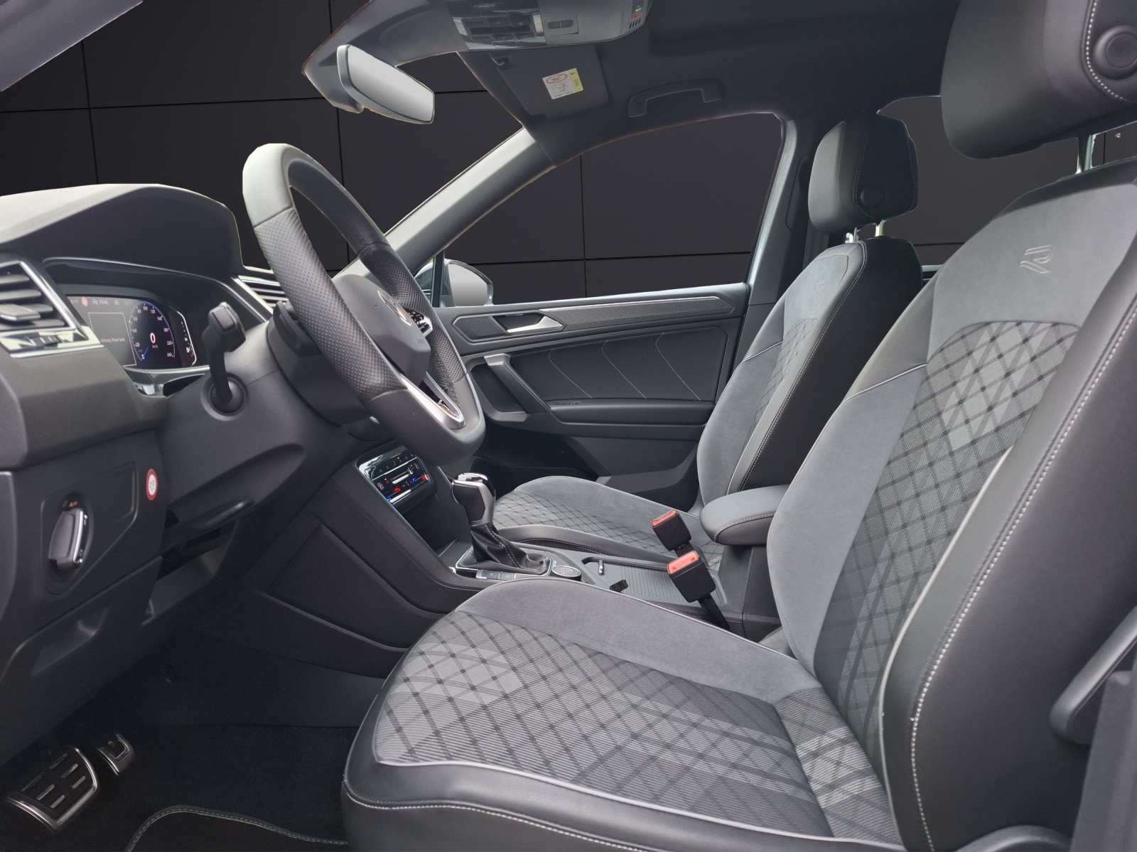 Fahrzeugabbildung Volkswagen Tiguan Allspace TDI R-Line DSG 4M STH Matrix AHK Navi Pano AID ACC RFK SH
