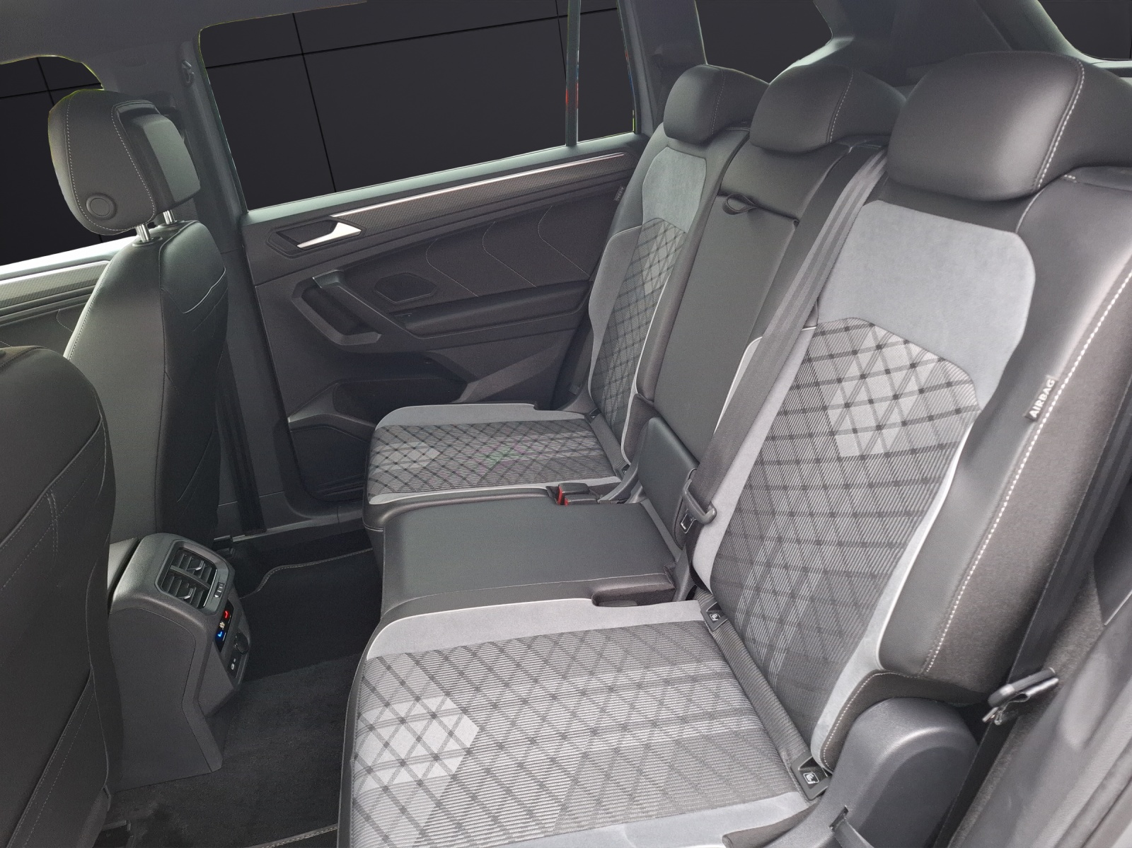 Fahrzeugabbildung Volkswagen Tiguan Allspace TDI R-Line DSG 4M STH Matrix AHK Navi Pano AID ACC RFK SH