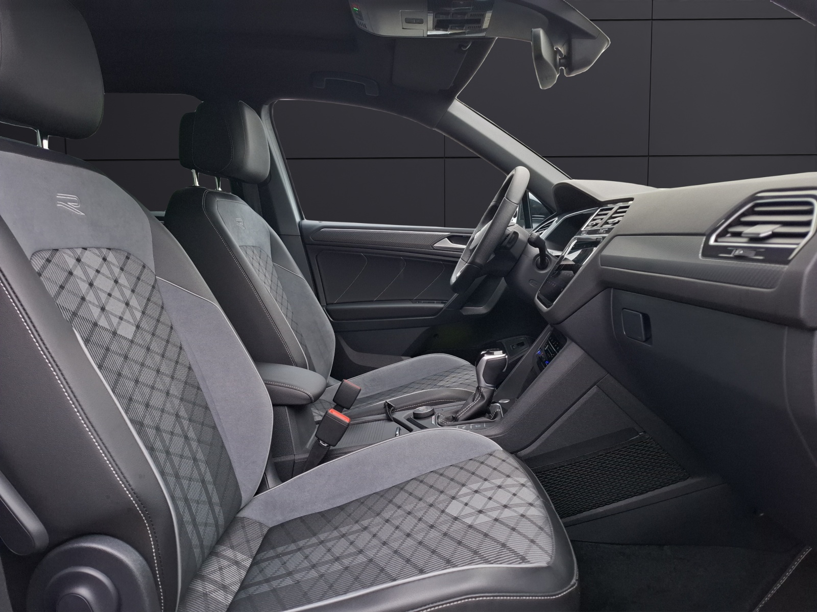 Fahrzeugabbildung Volkswagen Tiguan Allspace TDI R-Line DSG 4M STH Matrix AHK Navi Pano AID ACC RFK SH