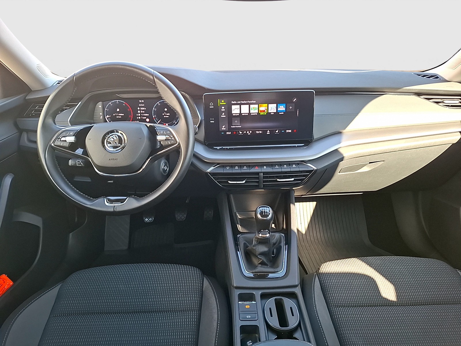Fahrzeugabbildung SKODA Octavia Combi TDI Ambition LED Navi ACC PDC SH