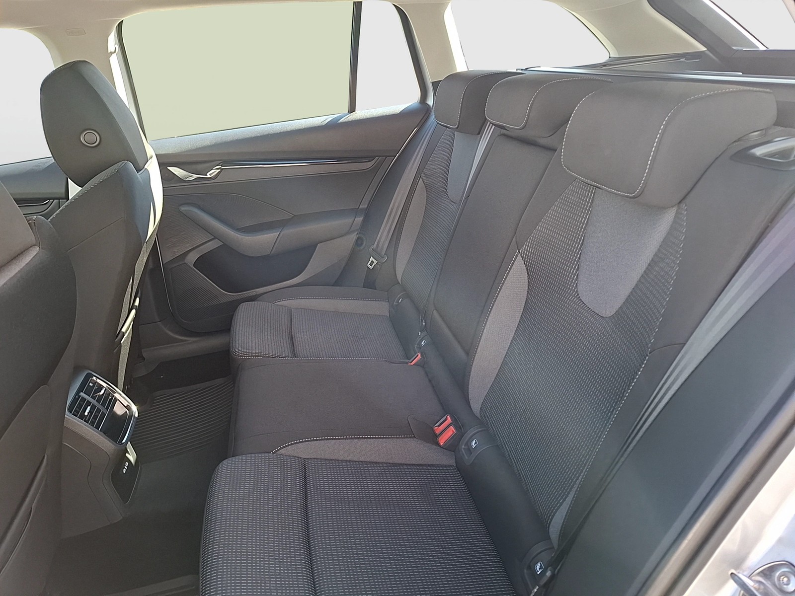 Fahrzeugabbildung SKODA Octavia Combi TDI Ambition LED Navi ACC PDC SH