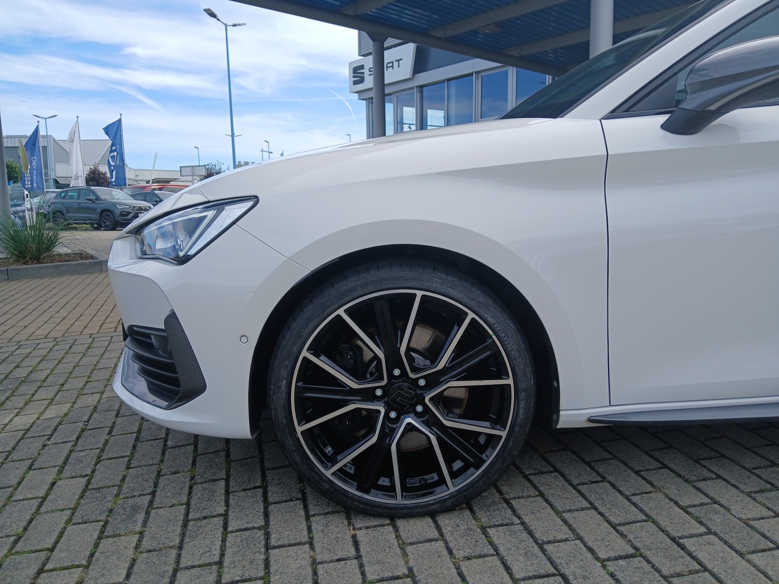Fahrzeugabbildung CUPRA Leon SP TSI DSG LED AHK Navi ACC RFK SH
