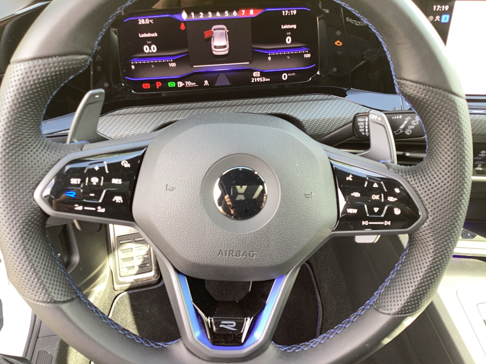 Fahrzeugabbildung Volkswagen Golf VIII R DSG 4M Black-Stye Matrix Akrapovic Harman Navi AID ACC RFK SHZ 19